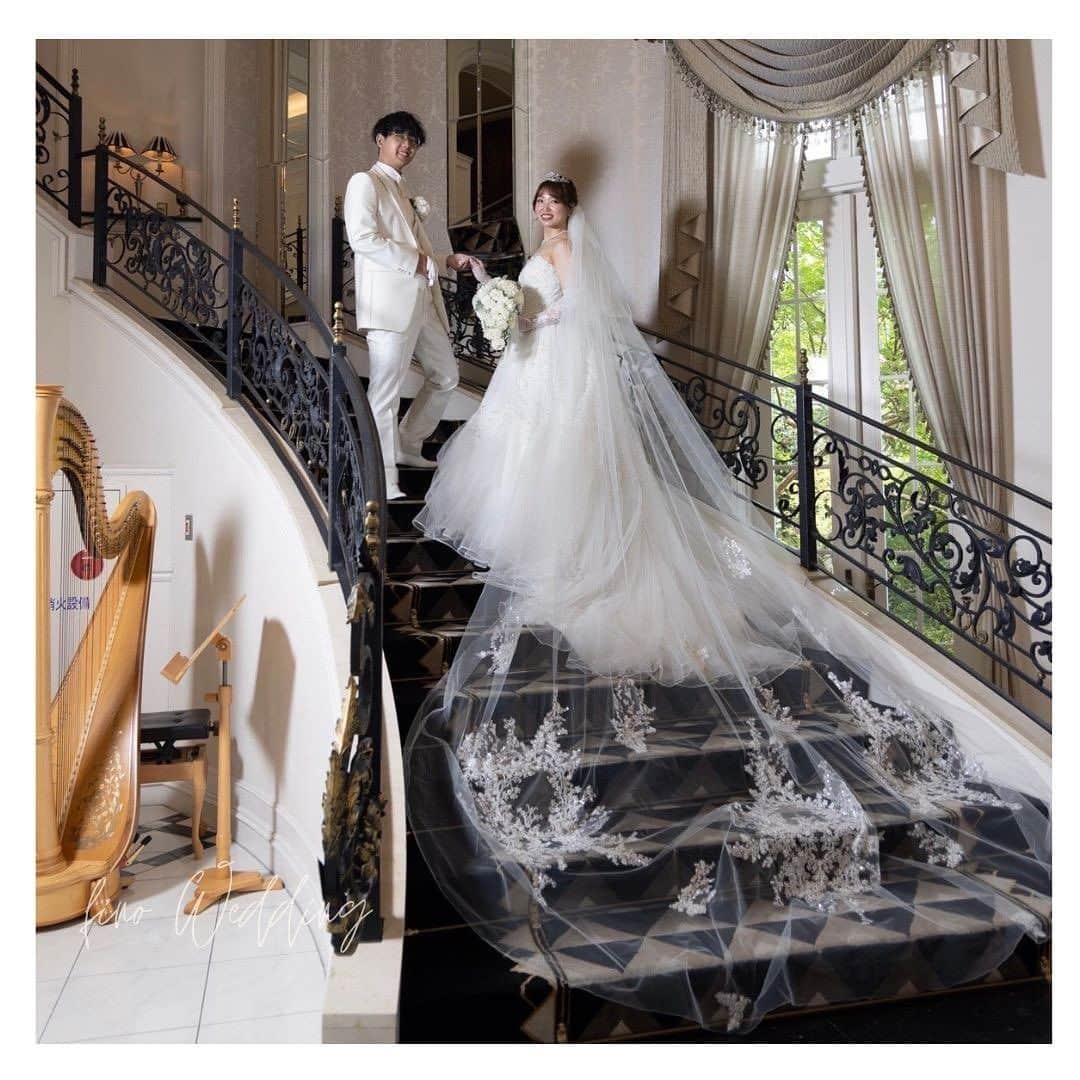 fino_wedding【フィーノ公式】さんのインスタグラム写真 - (fino_wedding【フィーノ公式】Instagram)「【卒花嫁レポート】  パーフェクトウエディング  @esprit_de_nature_wedding   🤍YUMI KATSURA👗 膝下あたりからドレスの生地が足され、さらにボリュームの出るドレスに惹かれて選びました💗  長袖の取り外しも可能でバルーンタイプになってる袖がとっても可愛い✨ 挙式では袖を外して、披露宴では袖をつけて　1着で2タイプ楽しめる素敵なドレスに出会えました🥺💕  💙YUMI KATSURA👗 取り外し可能なかわいい袖がポイントのネイビーブルーのドレス💗 胸元から散りばめられているお花とドレスの生地のボリューム感がとても華やかにしてくれました💐 ネックレス、イヤリング、ヘアアクセもセットになっていて素敵なトータルコーディネートでした💕  🤍白タキシード🤵 新郎新婦ともに白で揃えて結婚式の白の意味でもある純潔・無垢・純真などを象徴しました。 お色直しでは、中のベストをネイビーに変え、(メガネもチェンジ👓️😆)新婦のネイビードレスと統一感をもたせました✨️  #卒花嫁  #卒花嫁レポ  #エスプリ花嫁  #桂由美ドレス  #結婚式レポ  #結婚式diy  #wedding  #weddingdress  #colordress  #cocktaildress  #お気に入りポイント  #chouchou  #運命のドレス  #ドレス試着  #ドレス選び  #ネイビーコーデ  #ネイビーカラー  #flower #花モチーフ  #2wayドレス  #袖付きドレス  #ホワイトタキシード  #白と紺」10月15日 18時40分 - fino_wedding