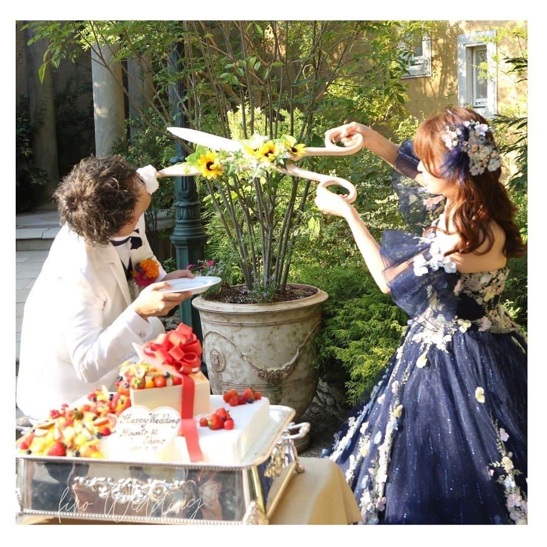 fino_wedding【フィーノ公式】さんのインスタグラム写真 - (fino_wedding【フィーノ公式】Instagram)「【卒花嫁レポート】  パーフェクトウエディング  @esprit_de_nature_wedding   🤍YUMI KATSURA👗 膝下あたりからドレスの生地が足され、さらにボリュームの出るドレスに惹かれて選びました💗  長袖の取り外しも可能でバルーンタイプになってる袖がとっても可愛い✨ 挙式では袖を外して、披露宴では袖をつけて　1着で2タイプ楽しめる素敵なドレスに出会えました🥺💕  💙YUMI KATSURA👗 取り外し可能なかわいい袖がポイントのネイビーブルーのドレス💗 胸元から散りばめられているお花とドレスの生地のボリューム感がとても華やかにしてくれました💐 ネックレス、イヤリング、ヘアアクセもセットになっていて素敵なトータルコーディネートでした💕  🤍白タキシード🤵 新郎新婦ともに白で揃えて結婚式の白の意味でもある純潔・無垢・純真などを象徴しました。 お色直しでは、中のベストをネイビーに変え、(メガネもチェンジ👓️😆)新婦のネイビードレスと統一感をもたせました✨️  #卒花嫁  #卒花嫁レポ  #エスプリ花嫁  #桂由美ドレス  #結婚式レポ  #結婚式diy  #wedding  #weddingdress  #colordress  #cocktaildress  #お気に入りポイント  #chouchou  #運命のドレス  #ドレス試着  #ドレス選び  #ネイビーコーデ  #ネイビーカラー  #flower #花モチーフ  #2wayドレス  #袖付きドレス  #ホワイトタキシード  #白と紺」10月15日 18時40分 - fino_wedding