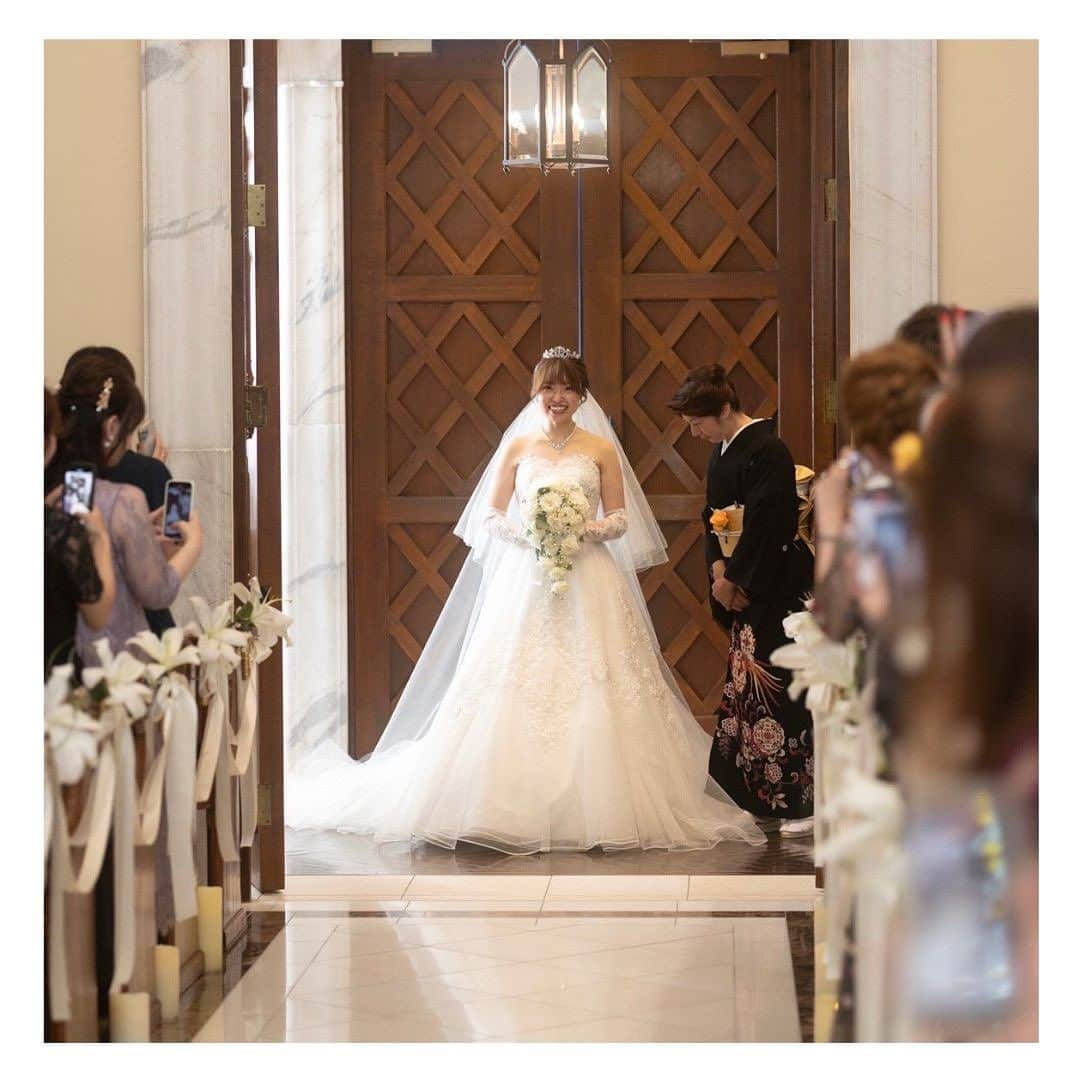 fino_wedding【フィーノ公式】さんのインスタグラム写真 - (fino_wedding【フィーノ公式】Instagram)「【卒花嫁レポート】  パーフェクトウエディング  @esprit_de_nature_wedding   🤍YUMI KATSURA👗 膝下あたりからドレスの生地が足され、さらにボリュームの出るドレスに惹かれて選びました💗  長袖の取り外しも可能でバルーンタイプになってる袖がとっても可愛い✨ 挙式では袖を外して、披露宴では袖をつけて　1着で2タイプ楽しめる素敵なドレスに出会えました🥺💕  💙YUMI KATSURA👗 取り外し可能なかわいい袖がポイントのネイビーブルーのドレス💗 胸元から散りばめられているお花とドレスの生地のボリューム感がとても華やかにしてくれました💐 ネックレス、イヤリング、ヘアアクセもセットになっていて素敵なトータルコーディネートでした💕  🤍白タキシード🤵 新郎新婦ともに白で揃えて結婚式の白の意味でもある純潔・無垢・純真などを象徴しました。 お色直しでは、中のベストをネイビーに変え、(メガネもチェンジ👓️😆)新婦のネイビードレスと統一感をもたせました✨️  #卒花嫁  #卒花嫁レポ  #エスプリ花嫁  #桂由美ドレス  #結婚式レポ  #結婚式diy  #wedding  #weddingdress  #colordress  #cocktaildress  #お気に入りポイント  #chouchou  #運命のドレス  #ドレス試着  #ドレス選び  #ネイビーコーデ  #ネイビーカラー  #flower #花モチーフ  #2wayドレス  #袖付きドレス  #ホワイトタキシード  #白と紺」10月15日 18時40分 - fino_wedding