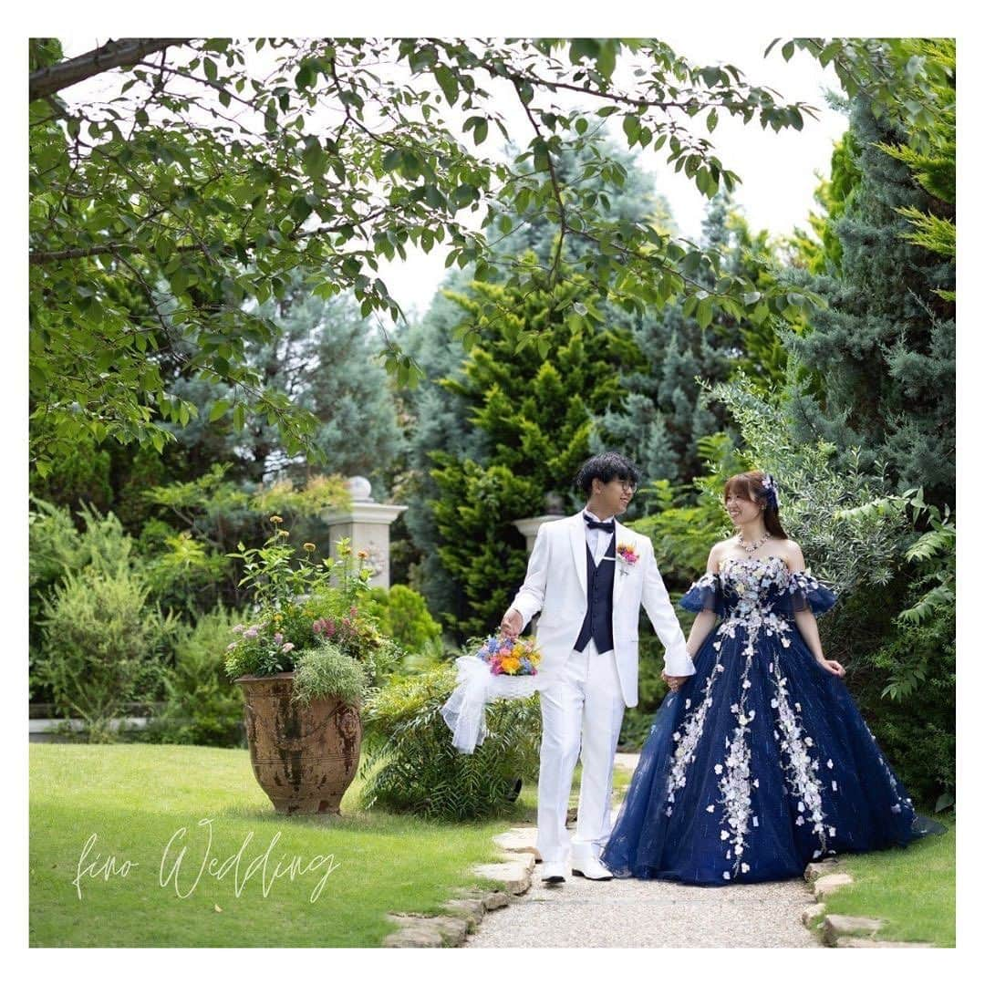 fino_wedding【フィーノ公式】さんのインスタグラム写真 - (fino_wedding【フィーノ公式】Instagram)「【卒花嫁レポート】  パーフェクトウエディング  @esprit_de_nature_wedding   🤍YUMI KATSURA👗 膝下あたりからドレスの生地が足され、さらにボリュームの出るドレスに惹かれて選びました💗  長袖の取り外しも可能でバルーンタイプになってる袖がとっても可愛い✨ 挙式では袖を外して、披露宴では袖をつけて　1着で2タイプ楽しめる素敵なドレスに出会えました🥺💕  💙YUMI KATSURA👗 取り外し可能なかわいい袖がポイントのネイビーブルーのドレス💗 胸元から散りばめられているお花とドレスの生地のボリューム感がとても華やかにしてくれました💐 ネックレス、イヤリング、ヘアアクセもセットになっていて素敵なトータルコーディネートでした💕  🤍白タキシード🤵 新郎新婦ともに白で揃えて結婚式の白の意味でもある純潔・無垢・純真などを象徴しました。 お色直しでは、中のベストをネイビーに変え、(メガネもチェンジ👓️😆)新婦のネイビードレスと統一感をもたせました✨️  #卒花嫁  #卒花嫁レポ  #エスプリ花嫁  #桂由美ドレス  #結婚式レポ  #結婚式diy  #wedding  #weddingdress  #colordress  #cocktaildress  #お気に入りポイント  #chouchou  #運命のドレス  #ドレス試着  #ドレス選び  #ネイビーコーデ  #ネイビーカラー  #flower #花モチーフ  #2wayドレス  #袖付きドレス  #ホワイトタキシード  #白と紺」10月15日 18時40分 - fino_wedding