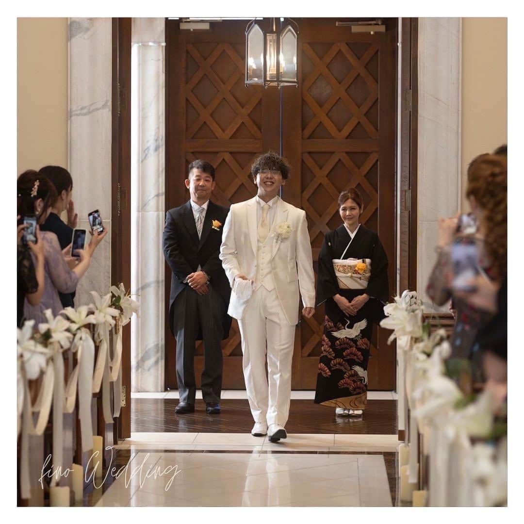 fino_wedding【フィーノ公式】さんのインスタグラム写真 - (fino_wedding【フィーノ公式】Instagram)「【卒花嫁レポート】  パーフェクトウエディング  @esprit_de_nature_wedding   🤍YUMI KATSURA👗 膝下あたりからドレスの生地が足され、さらにボリュームの出るドレスに惹かれて選びました💗  長袖の取り外しも可能でバルーンタイプになってる袖がとっても可愛い✨ 挙式では袖を外して、披露宴では袖をつけて　1着で2タイプ楽しめる素敵なドレスに出会えました🥺💕  💙YUMI KATSURA👗 取り外し可能なかわいい袖がポイントのネイビーブルーのドレス💗 胸元から散りばめられているお花とドレスの生地のボリューム感がとても華やかにしてくれました💐 ネックレス、イヤリング、ヘアアクセもセットになっていて素敵なトータルコーディネートでした💕  🤍白タキシード🤵 新郎新婦ともに白で揃えて結婚式の白の意味でもある純潔・無垢・純真などを象徴しました。 お色直しでは、中のベストをネイビーに変え、(メガネもチェンジ👓️😆)新婦のネイビードレスと統一感をもたせました✨️  #卒花嫁  #卒花嫁レポ  #エスプリ花嫁  #桂由美ドレス  #結婚式レポ  #結婚式diy  #wedding  #weddingdress  #colordress  #cocktaildress  #お気に入りポイント  #chouchou  #運命のドレス  #ドレス試着  #ドレス選び  #ネイビーコーデ  #ネイビーカラー  #flower #花モチーフ  #2wayドレス  #袖付きドレス  #ホワイトタキシード  #白と紺」10月15日 18時40分 - fino_wedding