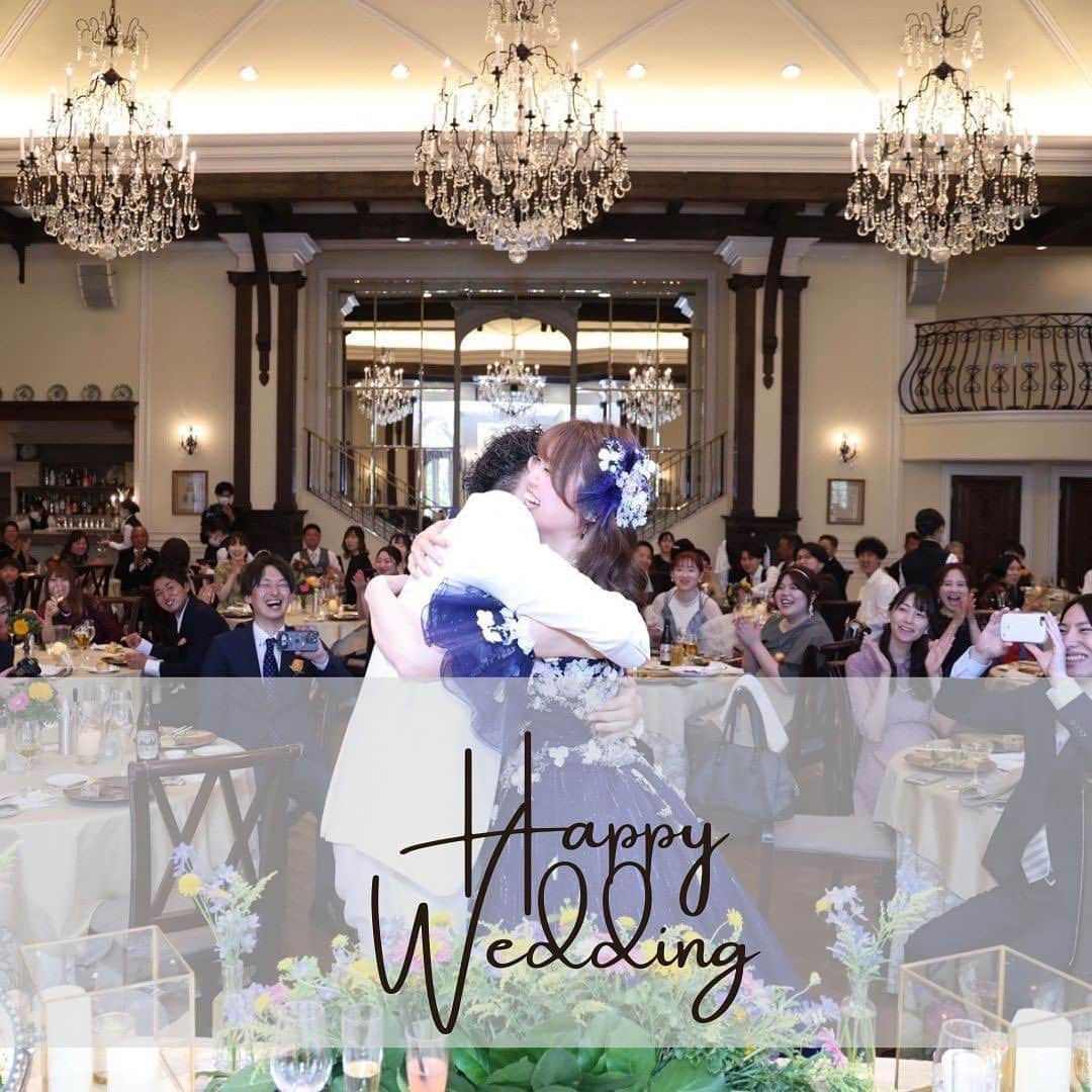 fino_wedding【フィーノ公式】さんのインスタグラム写真 - (fino_wedding【フィーノ公式】Instagram)「【卒花嫁レポート】  パーフェクトウエディング  @esprit_de_nature_wedding   🤍YUMI KATSURA👗 膝下あたりからドレスの生地が足され、さらにボリュームの出るドレスに惹かれて選びました💗  長袖の取り外しも可能でバルーンタイプになってる袖がとっても可愛い✨ 挙式では袖を外して、披露宴では袖をつけて　1着で2タイプ楽しめる素敵なドレスに出会えました🥺💕  💙YUMI KATSURA👗 取り外し可能なかわいい袖がポイントのネイビーブルーのドレス💗 胸元から散りばめられているお花とドレスの生地のボリューム感がとても華やかにしてくれました💐 ネックレス、イヤリング、ヘアアクセもセットになっていて素敵なトータルコーディネートでした💕  🤍白タキシード🤵 新郎新婦ともに白で揃えて結婚式の白の意味でもある純潔・無垢・純真などを象徴しました。 お色直しでは、中のベストをネイビーに変え、(メガネもチェンジ👓️😆)新婦のネイビードレスと統一感をもたせました✨️  #卒花嫁  #卒花嫁レポ  #エスプリ花嫁  #桂由美ドレス  #結婚式レポ  #結婚式diy  #wedding  #weddingdress  #colordress  #cocktaildress  #お気に入りポイント  #chouchou  #運命のドレス  #ドレス試着  #ドレス選び  #ネイビーコーデ  #ネイビーカラー  #flower #花モチーフ  #2wayドレス  #袖付きドレス  #ホワイトタキシード  #白と紺」10月15日 18時40分 - fino_wedding