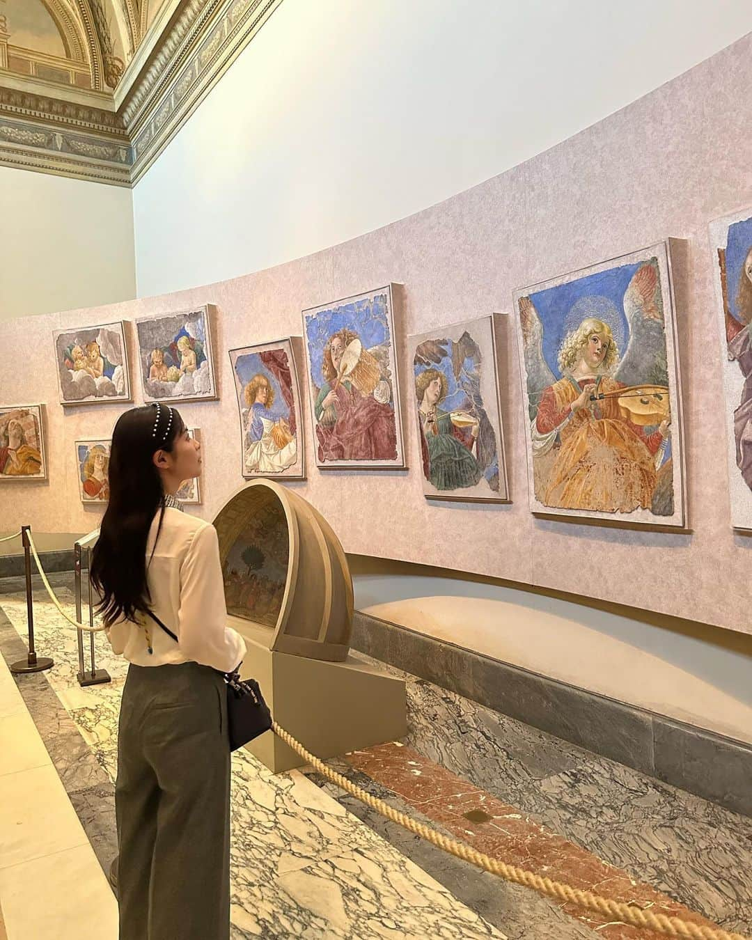 Yuika Matsuさんのインスタグラム写真 - (Yuika MatsuInstagram)「📍イタリア旅行 in Roma🇮🇹 　 ヴァチカン美術館で特に印象的だったのが この『ブラマンテ階段』 　 普通の螺旋階段と違うところは 登りと降りが交差して重なっている 二重螺旋階段なんです✨  ルートの一番最後にでてきました。 　 　 　 美術館の中はまさに、圧巻で 壁や天井一面に描かれてるから 上見ていると首が痛くなる😚 　  システィーナ礼拝堂は写真＆動画もNGなので しっかり目に焼き付けてきた！ 　 　 　 #旅行#海外旅行 #rome#fontanaditrevi  #trevifountainヴァチカン美術館#ヴァチカン市国 #vaticanmuseum #vatican」10月9日 18時18分 - yuika00802