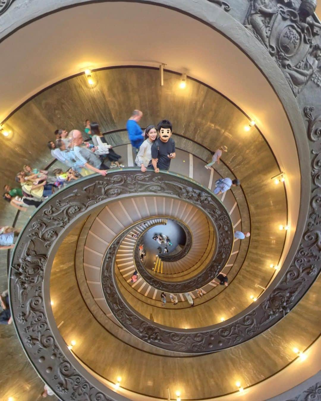 Yuika Matsuのインスタグラム：「📍イタリア旅行 in Roma🇮🇹 　 ヴァチカン美術館で特に印象的だったのが この『ブラマンテ階段』 　 普通の螺旋階段と違うところは 登りと降りが交差して重なっている 二重螺旋階段なんです✨  ルートの一番最後にでてきました。 　 　 　 美術館の中はまさに、圧巻で 壁や天井一面に描かれてるから 上見ていると首が痛くなる😚 　  システィーナ礼拝堂は写真＆動画もNGなので しっかり目に焼き付けてきた！ 　 　 　 #旅行#海外旅行 #rome#fontanaditrevi  #trevifountainヴァチカン美術館#ヴァチカン市国 #vaticanmuseum #vatican」