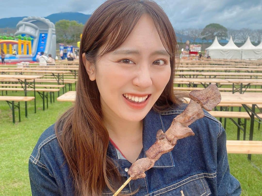 坂口理子さんのインスタグラム写真 - (坂口理子Instagram)「直方リバーサイドパークには 子供用のスライダーも🙆‍♀️✨  また肉MONOGATARI🍖 というお肉の屋台もたくさん並んでいて 私は牛タン串とホルモン食べた☺︎  写真めっちゃアップの 横向きになっちゃった笑  当日券もあるのですが 前売りの方がスムーズに 入場できると思います☺︎  すでに行く予定だという方は 当日一緒に楽しみましょう☺️  ストーリーのハイライトに 直方MONOGATARI LIVEの アイコンにして載せておきますね！  #直方 #直方リバーサイドパーク  #直方monogatarilive  #子連れお出かけ #スライダー #遊び場 #遠賀川」10月9日 18時18分 - ricopi__hkt48