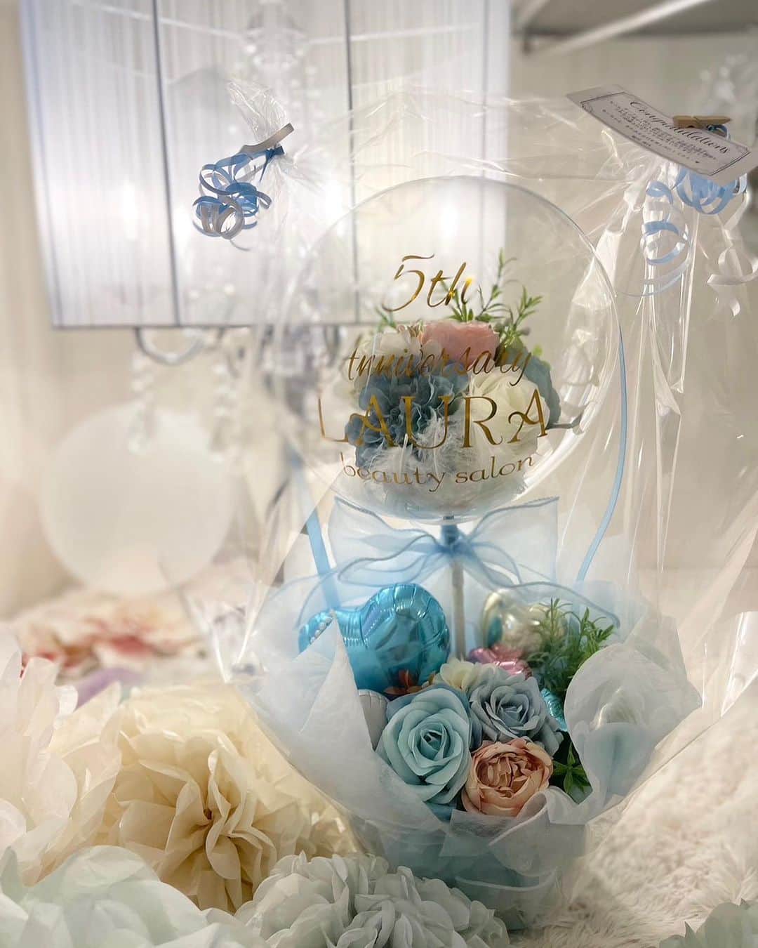 のインスタグラム：「🤍🩵🤍  ローラビューティーサロン 5周年記念イベント開催中💐 . . \美肌とリフトアップはお任せください/ @laura_tokyo  . . なんとなんと♡ MELAMEミニ6点セット 9,980円 『トータルビューティープログラム』 豪華プレゼント！！！🎁🎁🎁🤍  ・プラチナクレイピール ・シーライン ・プラソニック  当サロンの人気トップ3メニュー！！ いずれかの施術で全員にプレゼント🎁 （お取引様除く）  期間 10/1〜10/31まで  ・おひとり様おひとつまで ・翌月割、ご紹介クーポンと併用可  日頃より多大なるご愛顧を賜りまして 誠にありがとうございます🙇🏼‍♀️🩵  皆様のご来店、心より お待ち致しております🙇🏼‍♀️🩵  #エステサロン #プレゼント企画 #ローラビューティーサロン」