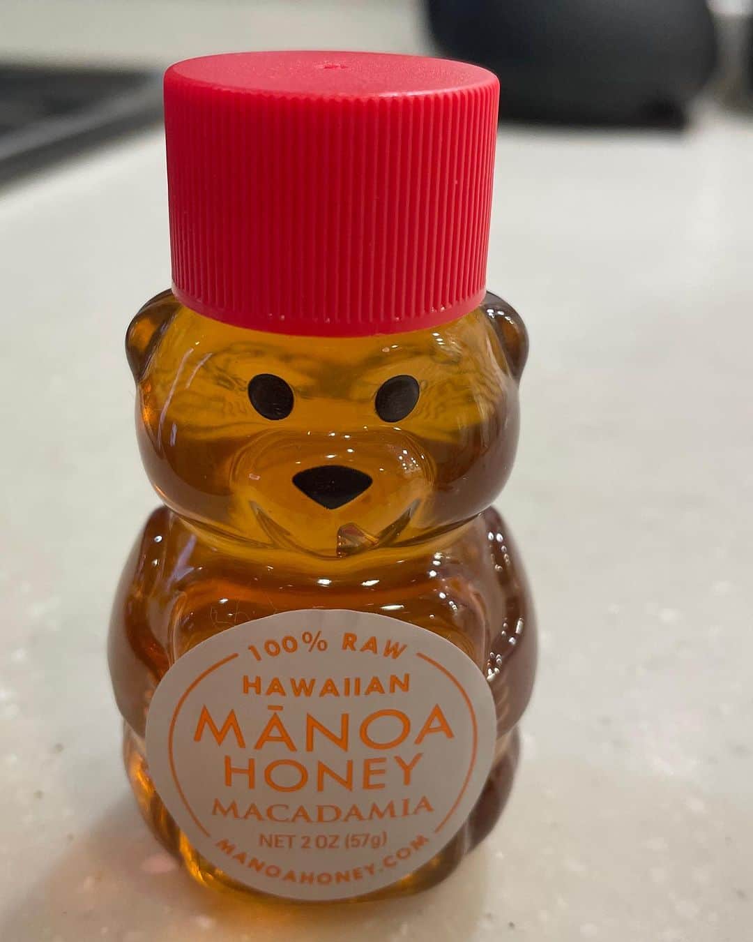 岩崎宏美さんのインスタグラム写真 - (岩崎宏美Instagram)「ハワイのお土産にいただいたクマちゃんの器に入ったハニー‼️ 喉が痛くなった時など、必ず持参している蜂蜜なので、これは良い可愛い器もらったなぁーと喜んでいたのも束の間。 器の底に残った蜂蜜が取れないので、沸いたお湯を注いだら‼️  ありゃあーーーーーーーー😭  クマちゃんが、味の素の入れ物みたいになっちゃった‼️ あまりにショック😨 ごめんねクマちゃん 本当に私ってバカだなぁー せっかくいただいて喜んでいたのに。」10月9日 18時23分 - hiromiiwasaki_official