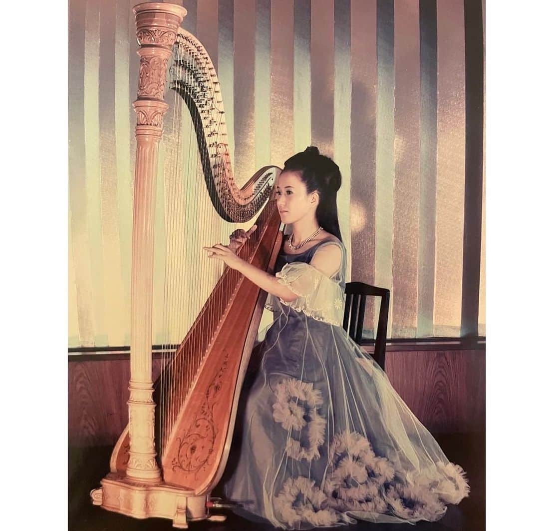 松岡みやびさんのインスタグラム写真 - (松岡みやびInstagram)「#母の誕生日  Oct.7th was my mother's birthday. She was a harpist,too.  三連休は生徒さん達が  母のお誕生日10.7にたくさんの  メッセージをくださいました🎂  ありがとうございます🙏  ハープ奏者だった母からハープを無理矢理やらされた…  と長いあいだ被害者意識でいましたが、  #スピリチュアル心理学  では  「子どもが親を選んで生まれてくる」  という考え方があります。  毒親であったとしても何かの学びを得るために、自分で選んで生まれてきているんです。  「みやびさんの魂がハープを本当にやりたかったから、ハープ奏者のお母さんを選んで生まれてきたんだよ」  と華香先生に言っていただき @hanako_chounan   とても腑に落ちました🤱  母が昨年他界してやっとハープから解放されて自由になれるのかなと思ったら…  今までよりもっと、もっと、ハープに大きな深い愛と絆を感じるようになったからなんです💞  【ハープは私の生きる意味であり神様からの使命】  8次元の神聖な波動（ハープの神様の言葉）を、3次元の俗世にわかる周波数に変換して翻訳して届けている  という不思議な感覚は、  じつは中学生の頃から変わらずにずっと私が持っている感覚なのだけど…  なぜ、こんなマイナーで管理や運搬が面倒くさい楽器を選んだのか頭ではわからないです💦  どうせ一日8時間も努力するなら、もっとお金と知名度を得られるメジャーな分野をやりたかったと。笑  でも、最近、ミヤビメソード講師や生徒さん達が同じように  「ハープの神様とつながる愛の光を体感しました」 「ハープの神様の声が聴こえました！」  とこの不思議な感覚共有してくれるようになり…  母のハープ愛が受け継がれてゆくことに感謝と幸せを感じています✨✨  （ちなみにミヤビメソードは宗教ではありませんし、私も前世とか見えない普通の人間です）  華香先生は、全国3万人の受講生が集まるカリスマ親子セラピスト&ソウルフルヒーラーとして大変有名なすごい方なのですが…  「みやびさんには、守護神や龍神よりもお母さんのパワーが強烈に憑いていますよ。神社よりもお母さんにお祈りして呪いをお祓いしてくださいね」  とおっしゃっていただきました⛩️🐉  ここで一句😂  【神より強し 母の愛】  華香先生も10/15(日)東京神田駅  サンマーク岸田編集長講演会&ハープ演奏にお越しくださいます！  ありがとうございます🙏  お申込みはこちら @write_ourfeeling」10月9日 18時23分 - miyabi_matsuoka