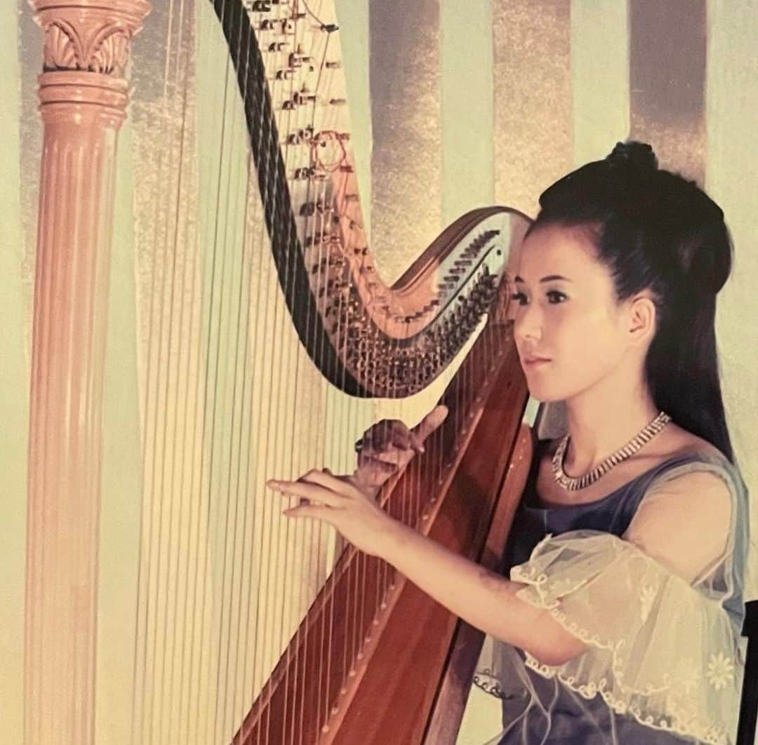 松岡みやびさんのインスタグラム写真 - (松岡みやびInstagram)「#母の誕生日  Oct.7th was my mother's birthday. She was a harpist,too.  三連休は生徒さん達が  母のお誕生日10.7にたくさんの  メッセージをくださいました🎂  ありがとうございます🙏  ハープ奏者だった母からハープを無理矢理やらされた…  と長いあいだ被害者意識でいましたが、  #スピリチュアル心理学  では  「子どもが親を選んで生まれてくる」  という考え方があります。  毒親であったとしても何かの学びを得るために、自分で選んで生まれてきているんです。  「みやびさんの魂がハープを本当にやりたかったから、ハープ奏者のお母さんを選んで生まれてきたんだよ」  と華香先生に言っていただき @hanako_chounan   とても腑に落ちました🤱  母が昨年他界してやっとハープから解放されて自由になれるのかなと思ったら…  今までよりもっと、もっと、ハープに大きな深い愛と絆を感じるようになったからなんです💞  【ハープは私の生きる意味であり神様からの使命】  8次元の神聖な波動（ハープの神様の言葉）を、3次元の俗世にわかる周波数に変換して翻訳して届けている  という不思議な感覚は、  じつは中学生の頃から変わらずにずっと私が持っている感覚なのだけど…  なぜ、こんなマイナーで管理や運搬が面倒くさい楽器を選んだのか頭ではわからないです💦  どうせ一日8時間も努力するなら、もっとお金と知名度を得られるメジャーな分野をやりたかったと。笑  でも、最近、ミヤビメソード講師や生徒さん達が同じように  「ハープの神様とつながる愛の光を体感しました」 「ハープの神様の声が聴こえました！」  とこの不思議な感覚共有してくれるようになり…  母のハープ愛が受け継がれてゆくことに感謝と幸せを感じています✨✨  （ちなみにミヤビメソードは宗教ではありませんし、私も前世とか見えない普通の人間です）  華香先生は、全国3万人の受講生が集まるカリスマ親子セラピスト&ソウルフルヒーラーとして大変有名なすごい方なのですが…  「みやびさんには、守護神や龍神よりもお母さんのパワーが強烈に憑いていますよ。神社よりもお母さんにお祈りして呪いをお祓いしてくださいね」  とおっしゃっていただきました⛩️🐉  ここで一句😂  【神より強し 母の愛】  華香先生も10/15(日)東京神田駅  サンマーク岸田編集長講演会&ハープ演奏にお越しくださいます！  ありがとうございます🙏  お申込みはこちら @write_ourfeeling」10月9日 18時23分 - miyabi_matsuoka