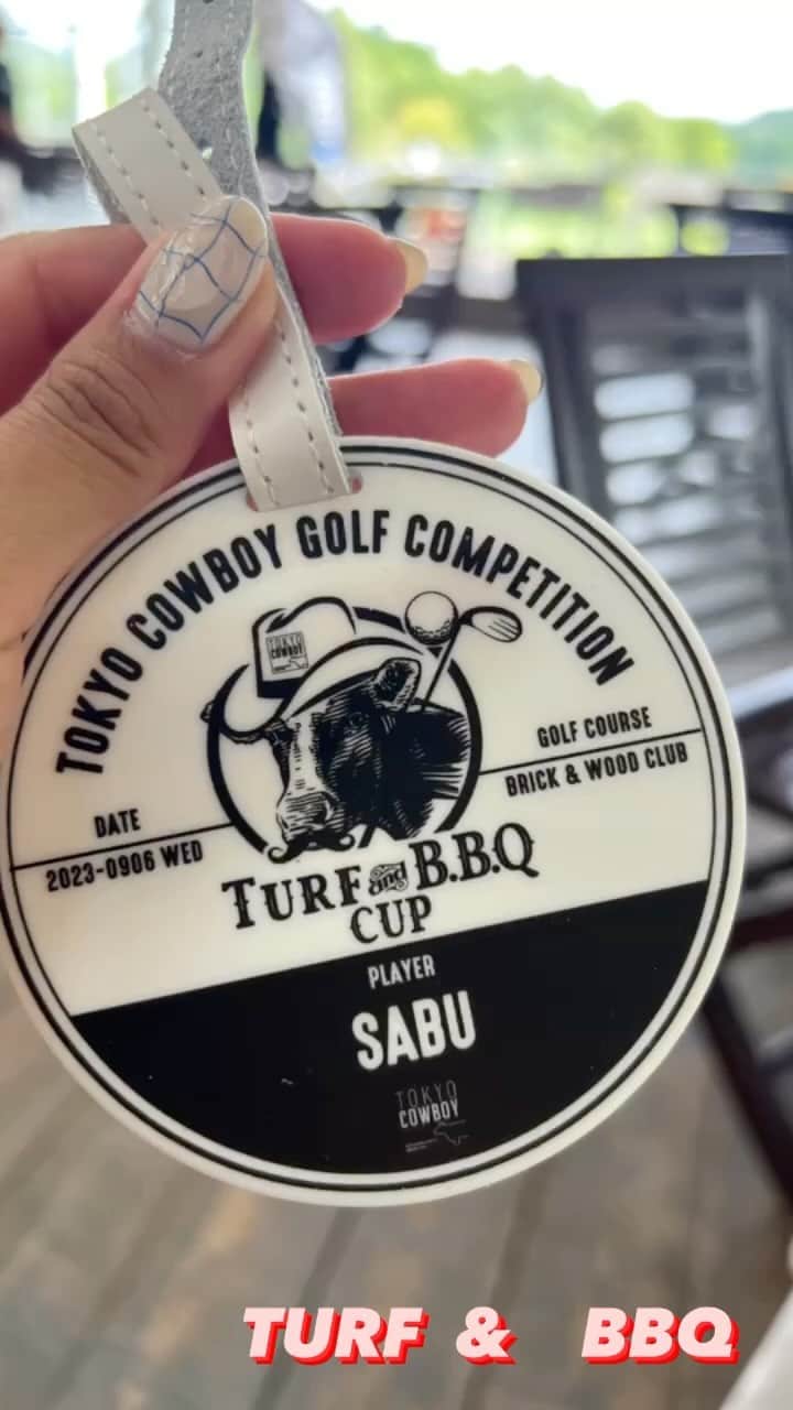 サブのインスタグラム：「夏の思い出♡  @tokyo_cowboy CUP⛳️ 『TURF &  BBQ』🔥  熱々のラウンド後、表彰式では tokyocowboy の美味しいお肉をBBQでいただけちゃって🤤特製ハンバーガーも作って食べられちゃって… 夏満喫だった😆🤙　🐄🐄🐄」