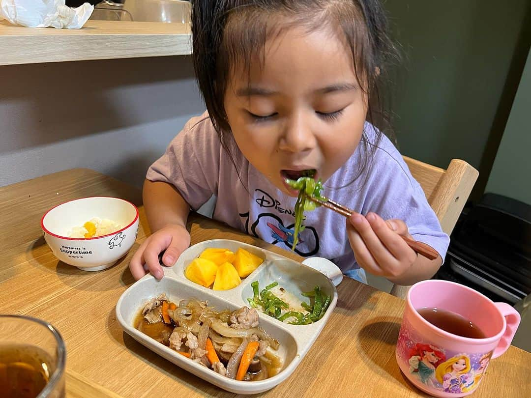 クロさんのインスタグラム写真 - (クロInstagram)「久しぶりすぎるご飯投稿🍚∗ ︎*ﾟ 🤣  さっちゃんピーマン食べられるのほんとすごい🫑🫑🫑 Twitterのレシピで見た、生姜焼きにいろんなお野菜入ってるバージョンみたいなやつ！！！ この季節は生姜、積極的にとっていきたいっ！！！  詳しいレシピなどはまたブログに載せます〜👩🏽‍🍳✌🏽🍚 👉🏽 #クロリサ的自炊　から過去のご飯見られるけど、私頑張ってたなぁ… お盆が一つになったのが切なめ…👾www  #クロリサ的自炊 #栗ご飯  #秋🍂」10月9日 18時25分 - kuro_risa