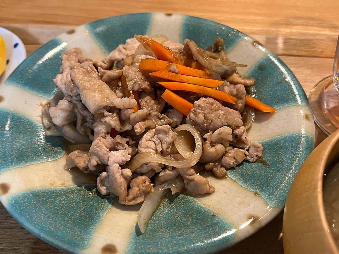 クロさんのインスタグラム写真 - (クロInstagram)「久しぶりすぎるご飯投稿🍚∗ ︎*ﾟ 🤣  さっちゃんピーマン食べられるのほんとすごい🫑🫑🫑 Twitterのレシピで見た、生姜焼きにいろんなお野菜入ってるバージョンみたいなやつ！！！ この季節は生姜、積極的にとっていきたいっ！！！  詳しいレシピなどはまたブログに載せます〜👩🏽‍🍳✌🏽🍚 👉🏽 #クロリサ的自炊　から過去のご飯見られるけど、私頑張ってたなぁ… お盆が一つになったのが切なめ…👾www  #クロリサ的自炊 #栗ご飯  #秋🍂」10月9日 18時25分 - kuro_risa