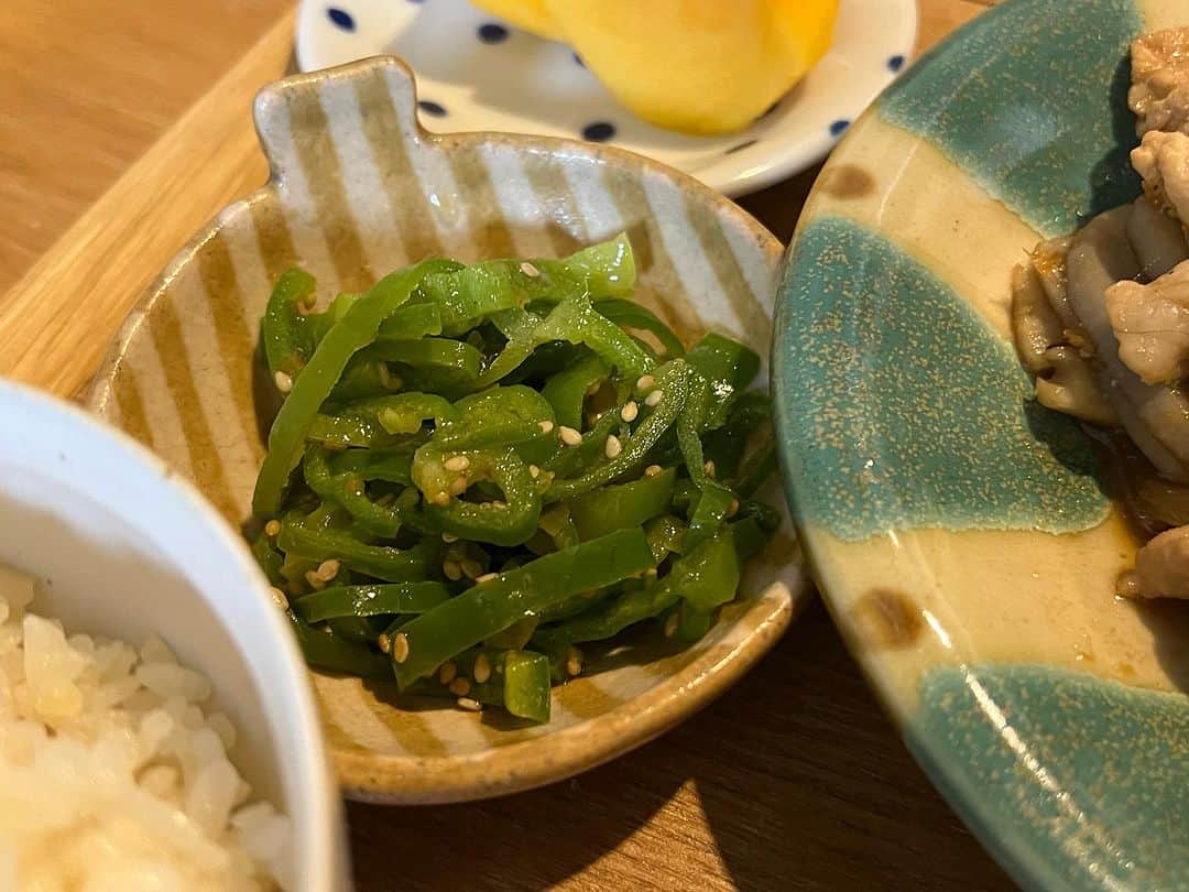 クロさんのインスタグラム写真 - (クロInstagram)「久しぶりすぎるご飯投稿🍚∗ ︎*ﾟ 🤣  さっちゃんピーマン食べられるのほんとすごい🫑🫑🫑 Twitterのレシピで見た、生姜焼きにいろんなお野菜入ってるバージョンみたいなやつ！！！ この季節は生姜、積極的にとっていきたいっ！！！  詳しいレシピなどはまたブログに載せます〜👩🏽‍🍳✌🏽🍚 👉🏽 #クロリサ的自炊　から過去のご飯見られるけど、私頑張ってたなぁ… お盆が一つになったのが切なめ…👾www  #クロリサ的自炊 #栗ご飯  #秋🍂」10月9日 18時25分 - kuro_risa
