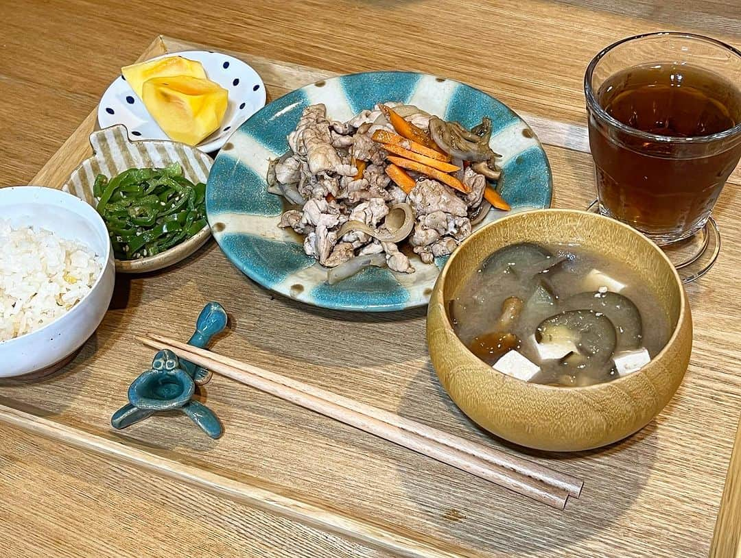 クロのインスタグラム：「久しぶりすぎるご飯投稿🍚∗ ︎*ﾟ 🤣  さっちゃんピーマン食べられるのほんとすごい🫑🫑🫑 Twitterのレシピで見た、生姜焼きにいろんなお野菜入ってるバージョンみたいなやつ！！！ この季節は生姜、積極的にとっていきたいっ！！！  詳しいレシピなどはまたブログに載せます〜👩🏽‍🍳✌🏽🍚 👉🏽 #クロリサ的自炊　から過去のご飯見られるけど、私頑張ってたなぁ… お盆が一つになったのが切なめ…👾www  #クロリサ的自炊 #栗ご飯  #秋🍂」