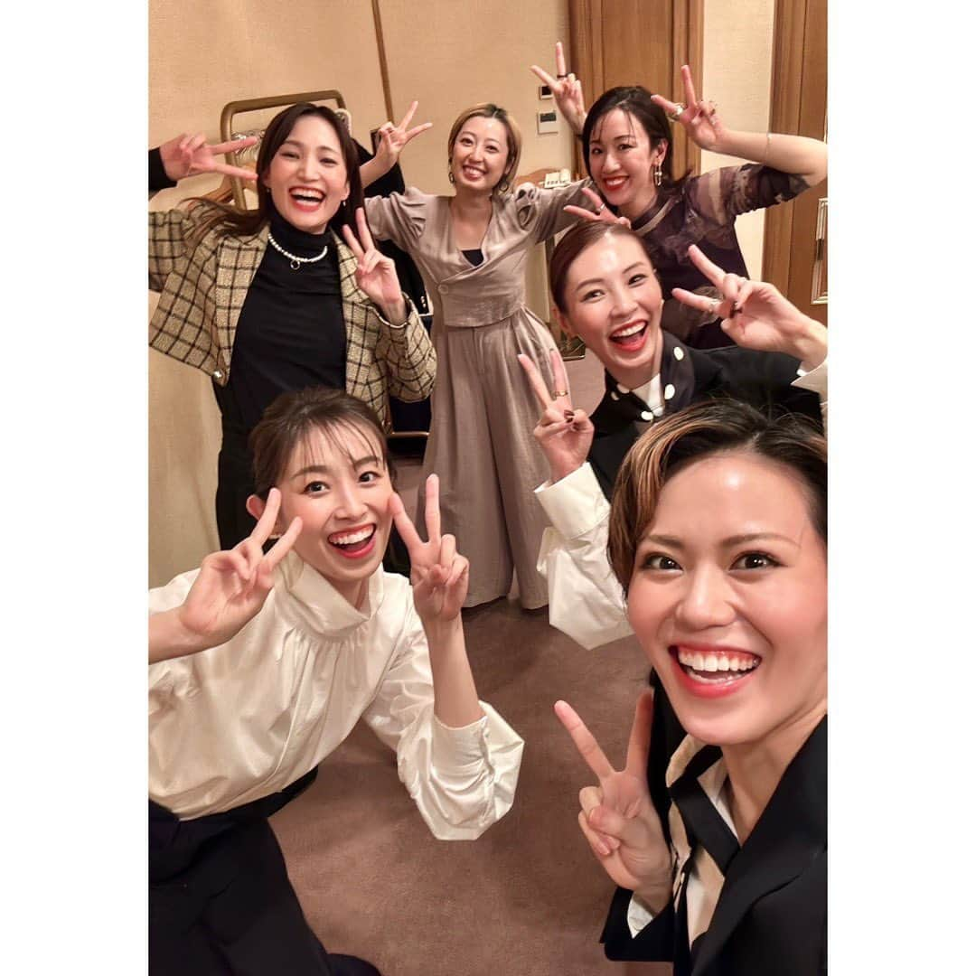 望海風斗さんのインスタグラム写真 - (望海風斗Instagram)「🌸 #懐かしい人たち #再会 ⁡ 久しぶりに会っても全く変わらない空気感 昔話に花が咲いてずっと立ち話👯 ⁡ ここには写ってないけど 他にも懐かしい人たちに会えて 嬉しかった夜でした🫶 ⁡ #瀬戸かずや  #白姫あかり  #春花きらら  #優波慧  #飛龍つかさ  #元花男 #元花女 #元花雪男」10月9日 18時26分 - nozomifuto_official