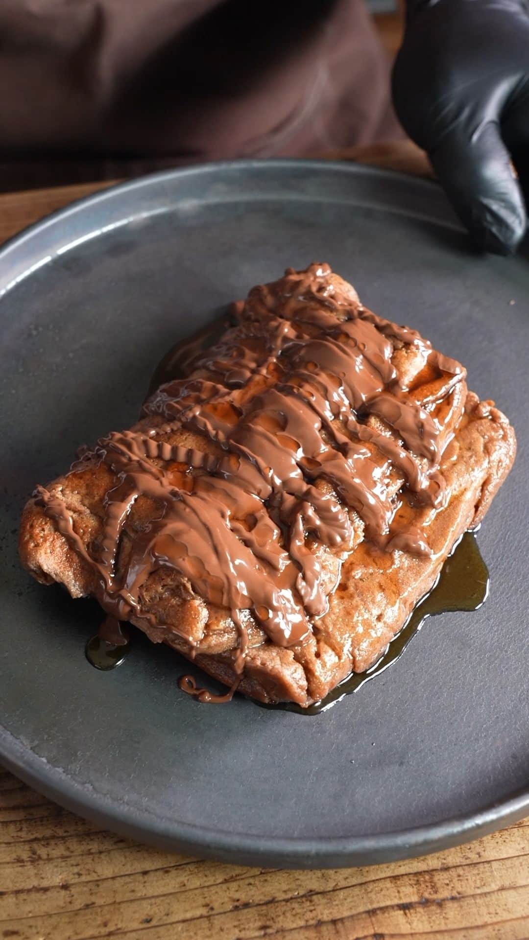 チョコレートカカオのインスタグラム：「Rice cake fluffy pancakes chocolate もちふわパンケーキショコラ  もちふわなパンケーキになりました。  Cacao ! ∴∵ゞ(´ω`*) ♪ I have been on a break due to cancer treatment. This will be my return video. I will be posting videos less frequently. Thank you for all your encouragement and comments of concern. I will be undergoing anti-cancer treatment and will continue to do so while consulting with my body.  癌の治療でお休みをいただいておりましたが、復帰の動画になります。 また頻度もゆったりになりますがよろしくお願いします。 たくさんの励ましやご心配のコメントありがとうございました。 今後は抗癌剤治療になり身体と相談しながらやっていきます。  レシピ参考：経塚翼さんのレシピをアレンジさせていただきました。ありがとうございました。 https://twitter.com/tbs_dn/status/1699337212662591824  [Ingredients] 2 : Rice cakes 30g : Chocolates 15g : Brown sugar 100g : Milk 2 : Whole Eggs  #shorts #餅 #cooking #Youtube #youtuber #ASMR #foodie #chocolate #foodpics #instafood #dessertporn #foodporn #レシピ #スイーツ #yummy #recipe #patisserie #recette #手作りお菓子 #cocoa #パティシエカメラ部 #pancake #video #チョコレート #fluffy」