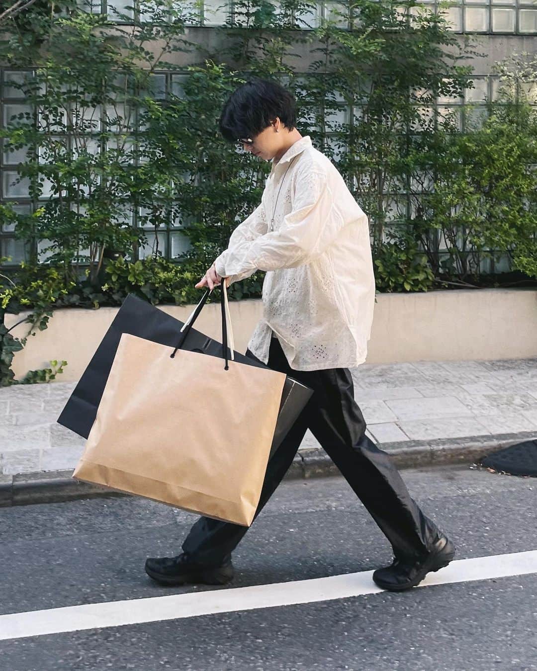 のインスタグラム：「日常まとめ 📖  𝟬𝟭 冬服爆買い🛒 購入品は今後紹介していくのでお楽しみに 𝟬𝟮 shirt #niceness pants #daiwapier39 necklace #tiffany  𝟬𝟯 ランチに大好物のカレーライス🍛 𝟬𝟰 外でYouTube撮影中📹コートにストールにぽかぽかです 𝟬𝟱 としくんめちゃくちゃかっこよかった。。。！ 𝟬𝟲 このカメラで撮るのが最近のブーム 𝟬𝟳 shirt #apresse pants #wym shoes #salomon 𝟬𝟴 仕事終わりに美味しいワインぐい🍷 𝟬𝟵 毎日つけてる大好きな香り 𝟭𝟬 会社の飲み会UXEIYO🤌みんないつもありがとう！！！  #メンズファッション #ファッション #秋服 #秋コーデ #秋冬 #今日のコーデ #今日の服 #fashion #mensfashion #23aw #23fw #autumn #winter #ootd #outfit #styling #패션 #스타일 #코디 #옷스타그램 #데일리룩 #오오티디 #데일리룩 #스타일링 #아웃핏 #코디」