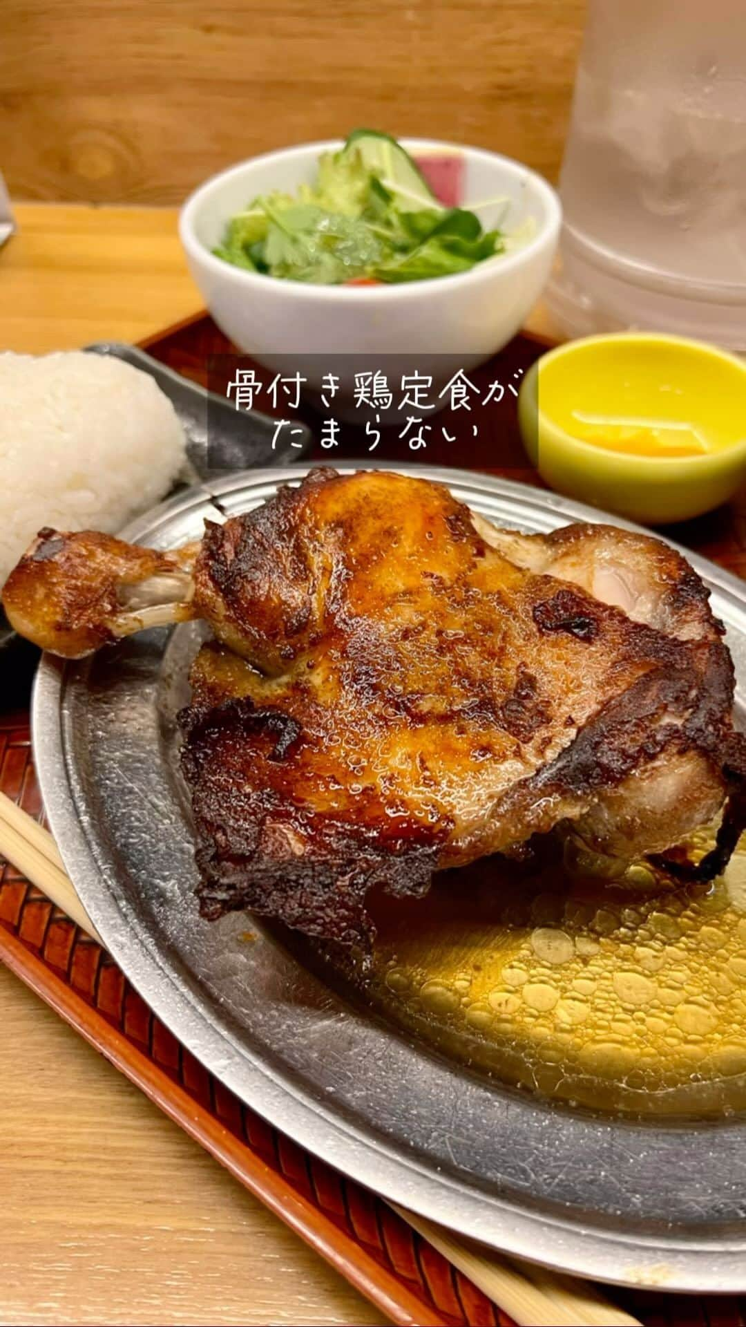 福岡グルメ 福岡ランチ「デビログ」のインスタグラム：「『焼とりの八兵衛 ソラリアプラザ店』でランチ。 フォロワーさんの投稿を見て無性に食べたくなって来てしまった。  目当ての「骨付き鶏定食」1,529円は、スパイスに漬け込んだ鶏肉をじっくり焼き上げた逸品で、皮はパリパリで肉はジューシー。 おにぎりを鶏油につけて食べるとバリウマ！  「九州産朝引き鶏の親子丼」1,529円は、朝引き鶏とコクがある和たまごを使ったもので、濃厚だから酒が飲みたくなるね。  ここはランチでも焼鳥が食べられるので、昼から焼鳥が食べたくなったら、ここはありがたいね。  スタッフも明るくていい感じやった。  ▶︎焼とりの八兵衛 ソラリアプラザ店 @hachibei_solaria  福岡市中央区天神2-2-43 ソラリアプラザ 6F 092-733-7629 11:00～14:30 LO 17:30～22:00 LO 無休  #FukuokaGourmet #Fukuokalunch #Fukuoka Yakitori This is an affiliated store of a famous long-established yakitori restaurant in Fukuoka, so you can eat yakitori and drink alcohol even during the day.  #후쿠오카 #후쿠오카구이 이곳은 후쿠오카에서는 유명한 전통 야키토리점의 계열점으로, 낮에도 야키토리를 먹을 수 있고, 술을 마실 수도 있다.  #福岡美食 #福岡午餐 #福岡烤雞肉串 這裡是福岡著名的老字號烤雞肉串店的加盟店，白天也能吃烤雞肉串和喝酒。  #福岡グルメ #福岡ランチ #福岡焼き鳥 #福岡焼鳥 #焼とりの八兵衛 #焼とりの八兵衛ソラリアプラザ店 #ソラリアプラザ」