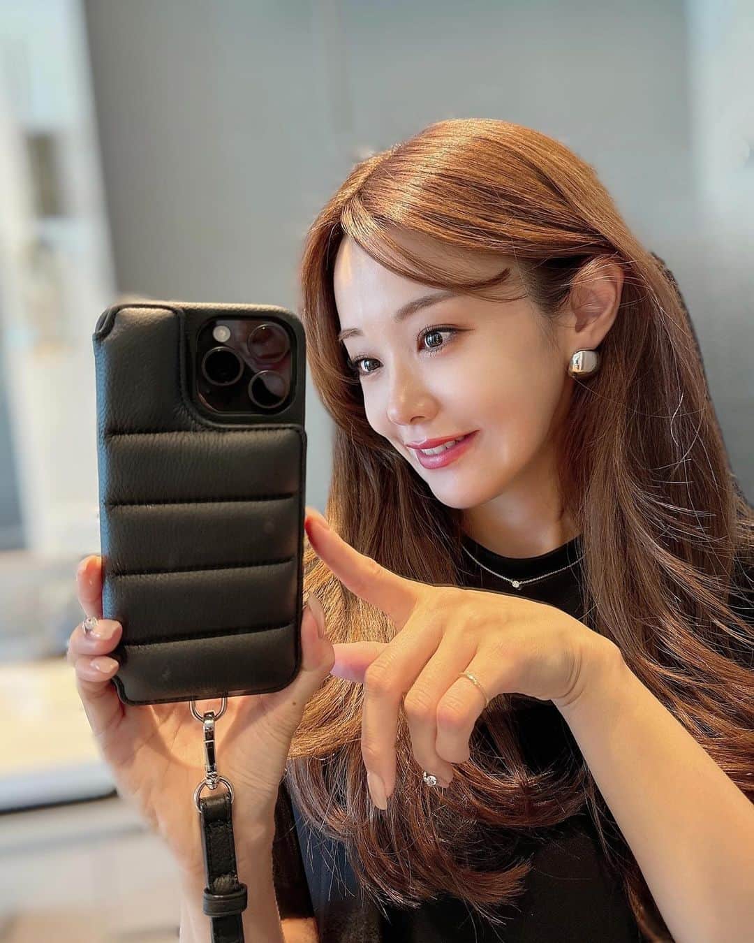 SARAKIMISAKIのインスタグラム：「iPhone15proMAXにしました✨  そしてiPhoneケースも新調したよ🖤 @demiu_jp   このコロンとしたフォルムが可愛すぎて一目惚れでした✨ HERMESが扱っている革と同じ工場で作っているそうで 質の良い上品な風合いのレザーです🫶🏻  iPhoneケースどれにしようか悩んだけど とても可愛い好みドンピシャなものに出逢えて大満足！ カードも持ち歩けるし、ストラップもついてるから これだけで出掛けられるのも嬉しい☺️  色悩んだけど やっぱり私は黒にしました🖤  . . . . . #demiu #iphoneケース #本革  #iphone15promax #balloon #🖤」