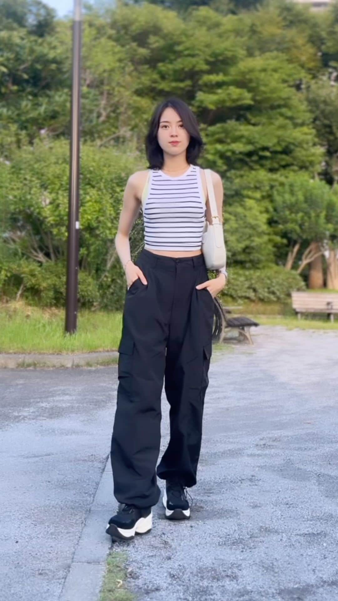 猪瀬百合のインスタグラム：「夏に初めてグレイル買ったんだけど 生地しっかりしてたし可愛くて、とてもよかった😳✨  Tops @zara @gu_for_all_  Bottoms & Bag @grl_official  Shoes & Watch @michaelkors   #ootd」
