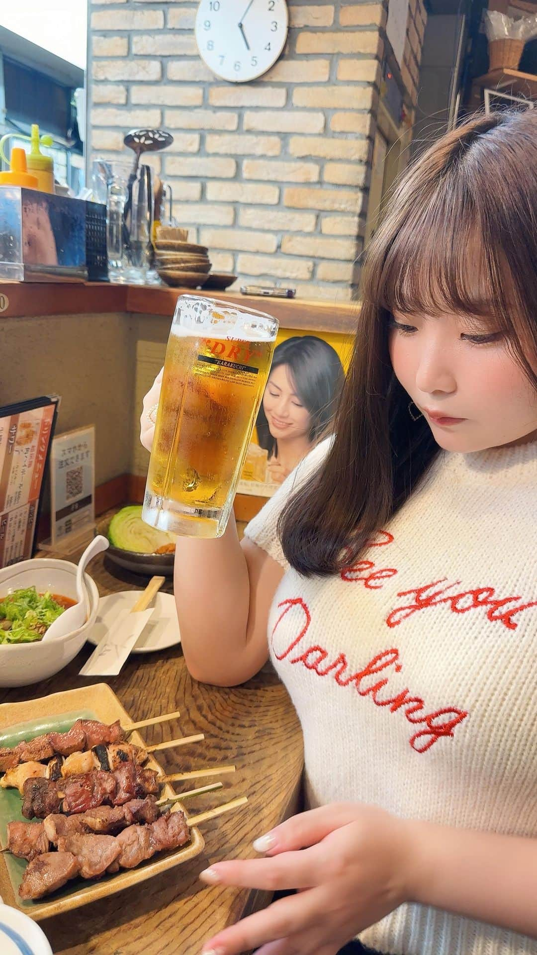 星野めいのインスタグラム：「🗒 PR  上野飲み🍻♥ こういう雰囲気大好き！  今回は最近ずっと食べたかったやきとん🥢 @torahachi_official   もう全部おいしかった🥹 特にお気に入りは煮キャベツみそとタン串...🥹💗  美味しすぎておかわりした🤤  写真見てたらまたすぐやきとん食べたい🤤  みんなは三連休どう過ごしていますか？🐥  #やきとん酒場上野とら八 #上野とら八 #御徒町グルメ #御徒町ディナー #御徒町居酒屋 #御徒町やきとん #上野居酒屋」