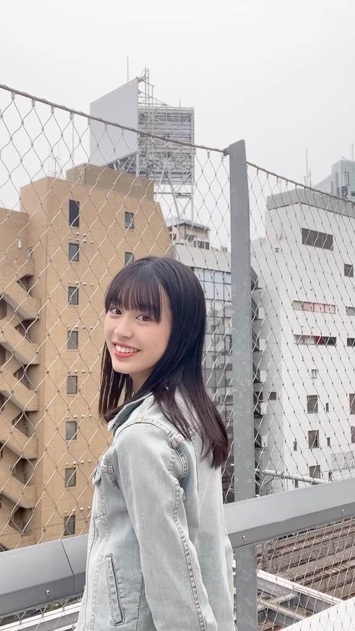 のインスタグラム：「電車待ち〜🚃✨️  この日は一日中遊びまくりました！🫶💕  また行きたいなぁ🥰  #宮下パーク#電車#渋谷#smile#ジージャン #ロングヘア#笑顔#楽しい#Shibuya#Japan#JapaneseGirl#16歳#16yearsold#スターダストプロモーション#スターダスト#JK#FJK#女子高生#武上陽奈」