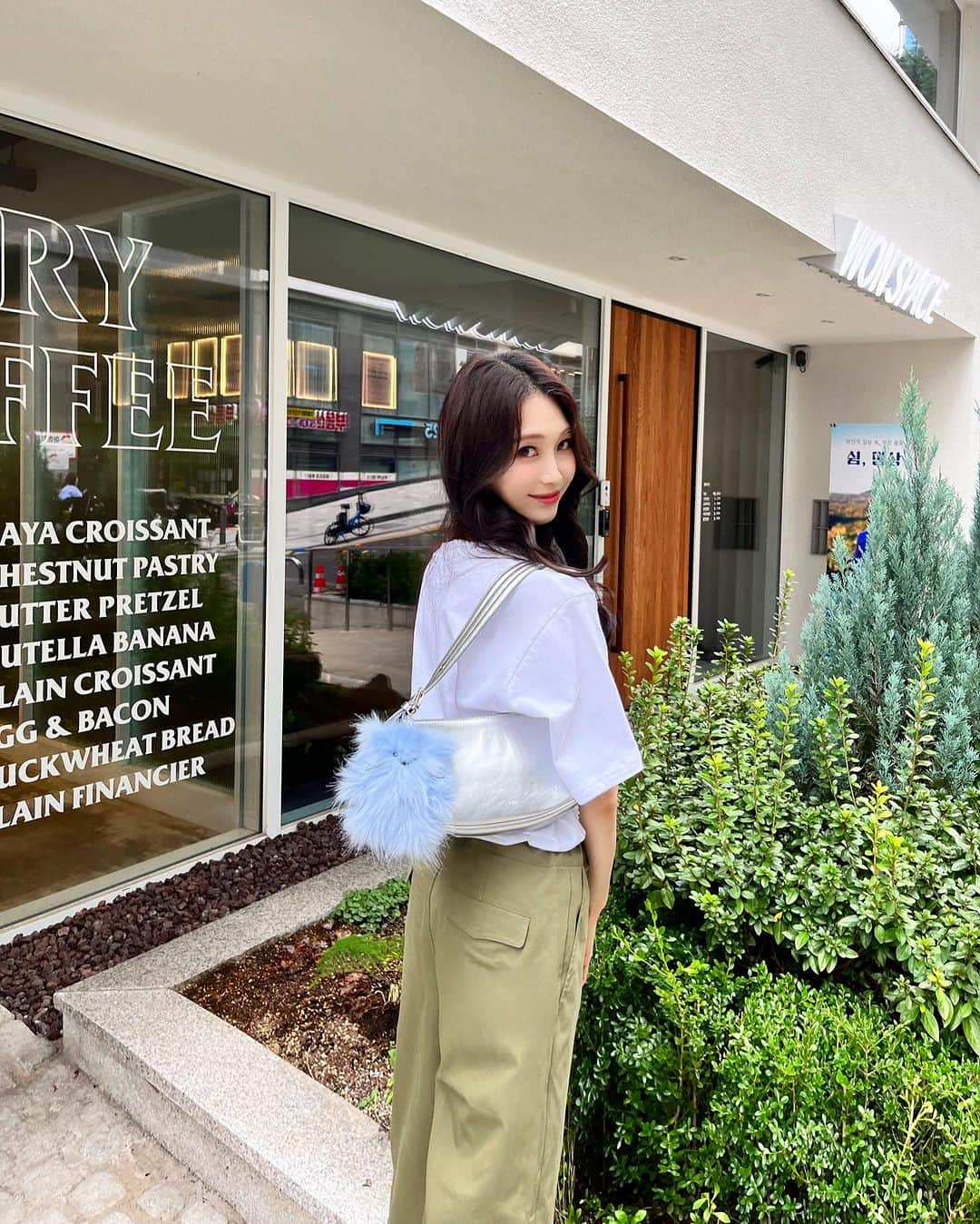 ANRIさんのインスタグラム写真 - (ANRIInstagram)「요즘 핫한 아이템들,, 🤍 keyring @fad_seoul 🐱 tops @mahagrid @mahagrid_jp_official  pants @fad_seoul @niceweather.seoul  bag @florflowermarket」10月9日 18時31分 - annnchannn