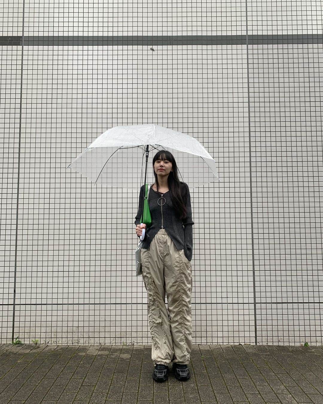 Shiho Sasakiさんのインスタグラム写真 - (Shiho SasakiInstagram)「雨の日は乾きやすいナイロンパンツ率高い☝🏻 寒かったからニットデビュー🧶  #outfit_shiho  #雨の日コーデ」10月9日 18時31分 - shihomurata0718
