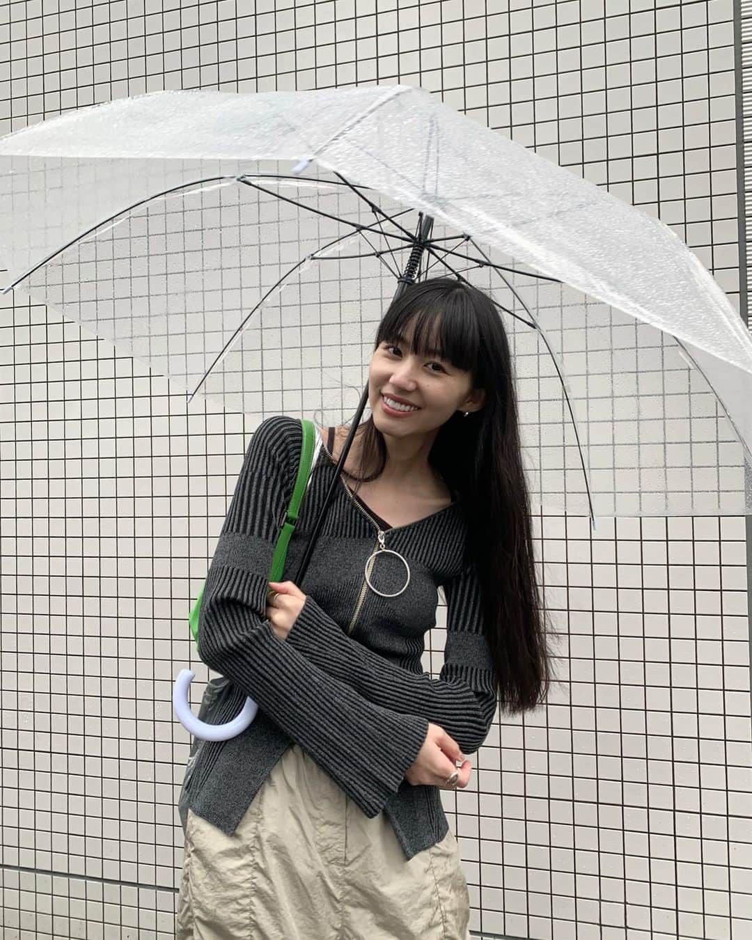 Shiho Sasakiのインスタグラム：「雨の日は乾きやすいナイロンパンツ率高い☝🏻 寒かったからニットデビュー🧶  #outfit_shiho  #雨の日コーデ」
