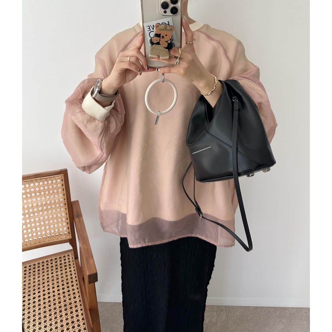 selectshop amieのインスタグラム：「シアーレイヤード裏毛スウェット  size //  平置きサイズ  身幅　約68㎝ 着丈　約60/68㎝ 袖丈　約78㎝  model身長 // 150cm  ¥6000- pink/beige  ---✂︎-----✂︎-----✂︎--- 低身長向けのお洋服 販売しております❤︎ @amie__1201  ぜひフォローお願いします☺︎ ---✂︎-----✂︎-----✂︎---  #低身長コーデ #低身長 #低身長ファッション #低身長女子 #低身長ママ  #プチプラコーデ #150cmコーデ #30代コーデ #おちびコーデ #148cmコーデ #149cmコーデ  #春コーデ #春服 #小柄コーデ #小柄女子 #小柄ファッション #小柄ママ #大人女子コーデ #低身長大人女子 #アラフォーママ #アラフォーコーデ」