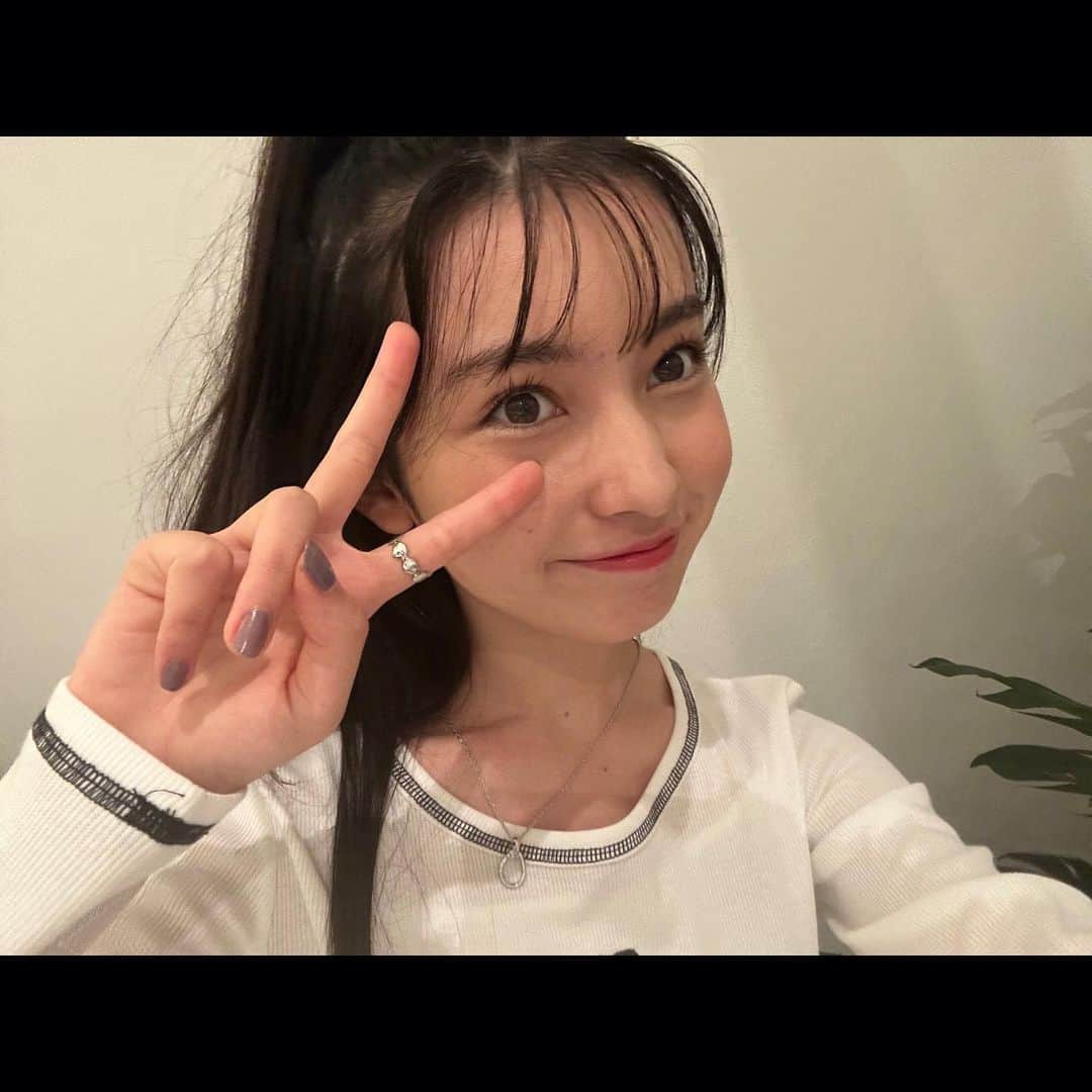 川原美杏のインスタグラム：「ニコラ11月号「ニコモのギャップ見せ全力秋ルック」のオフショです‪‪☺︎‬  この秋着たい服＆秋の制服スタイルを紹介してます♩2枚目はちょうどシャッターのタイミングで心霊画像みたいになった笑  #nicola #ニコラ #ニコモ #ニコラ11月号発売中 #川原美杏」