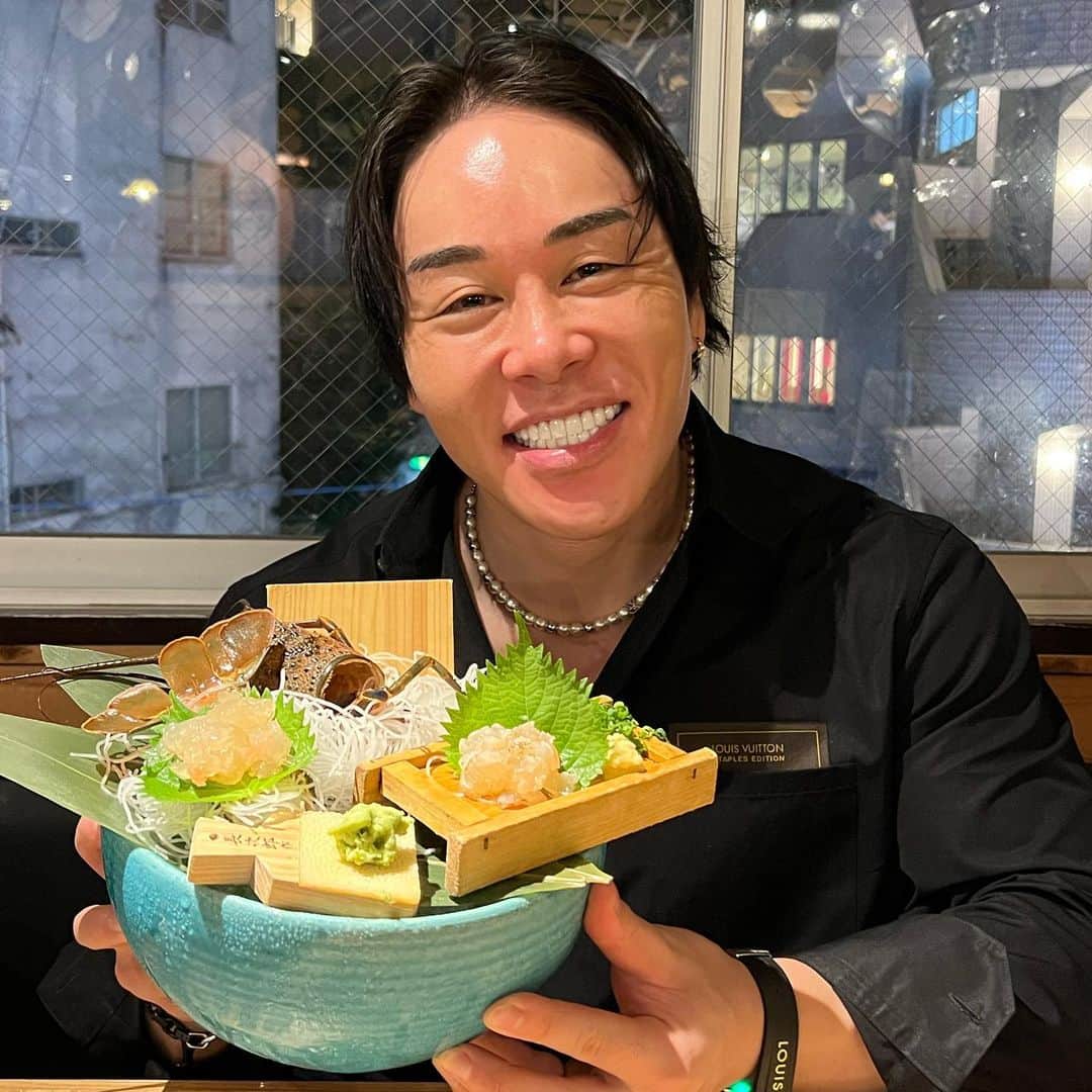 山澤礼明のインスタグラム：「初めて熱海へ🌊  海鮮美味いし街の雰囲気良いし食べ歩き楽しめて最高でした。  思えばYouTube始めたここ7年間は仕事が生き甲斐過ぎて休日を楽しむとか旅行を楽しむとかあまりしてこなかったなぁと。  でも最近は平日は仕事に集中し、休日は全力で遊びを楽しむ。  オンとオフが上手なそんな生き方をしたいなと思うようになりました。  とりあえず食い過ぎたので。 明日から筋トレも食事管理も頑張るよ🔥  一番美味かった物は温泉饅頭  #山澤礼明#熱海#筋トレ#筋肉#旅行」