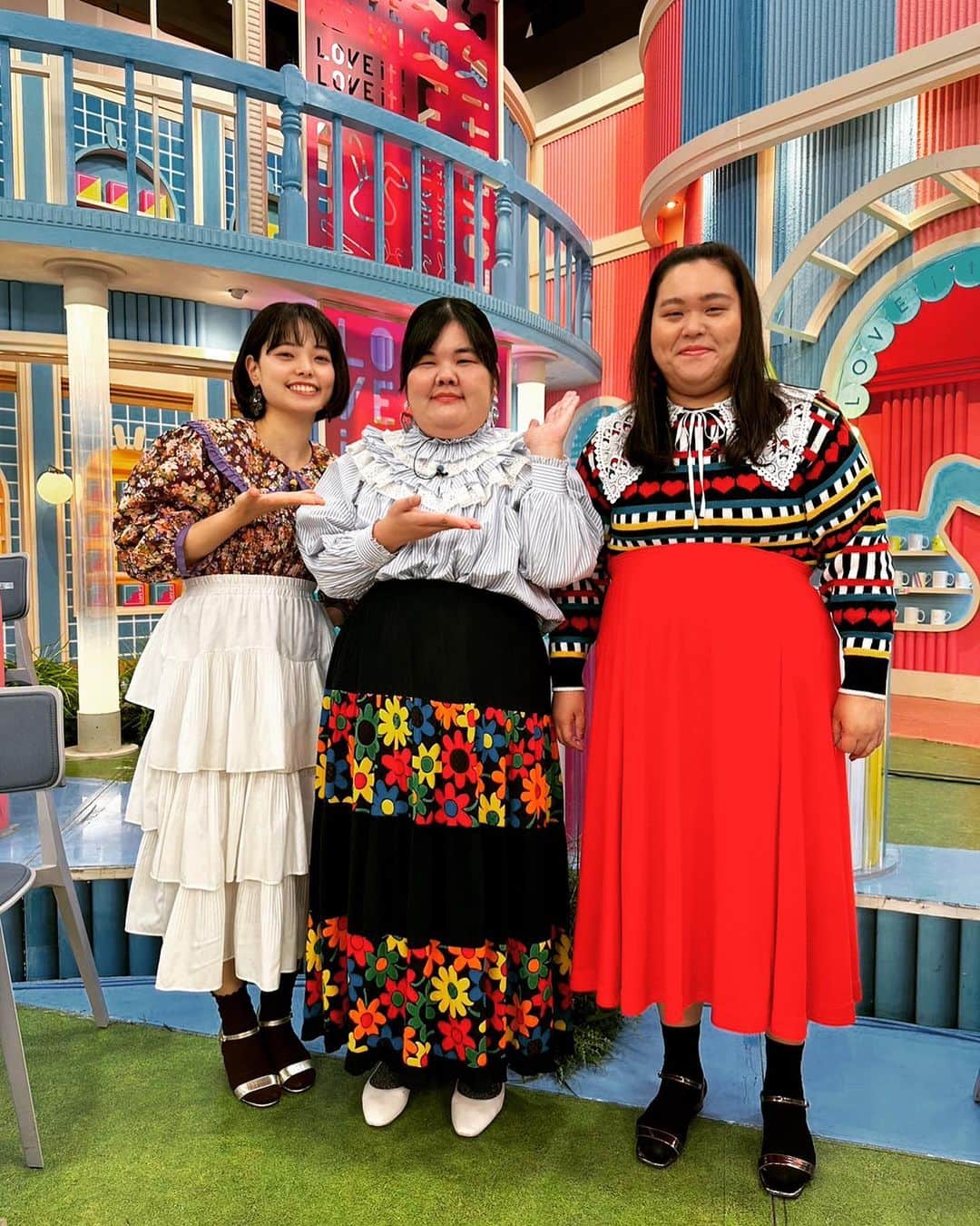 あんりさんのインスタグラム写真 - (あんりInstagram)「今日のラヴィットの衣装。 秋服が一番好きかも。  はるちゃん @kiriyaharuka  tops: @manoushjapan   あんりさん @f_y_e_b  tops: @manoushjapan   田辺さん @chikaxxsweet  tops: @cats__paw   accessory: @kiki2_clothing」10月9日 18時37分 - f_y_e_b