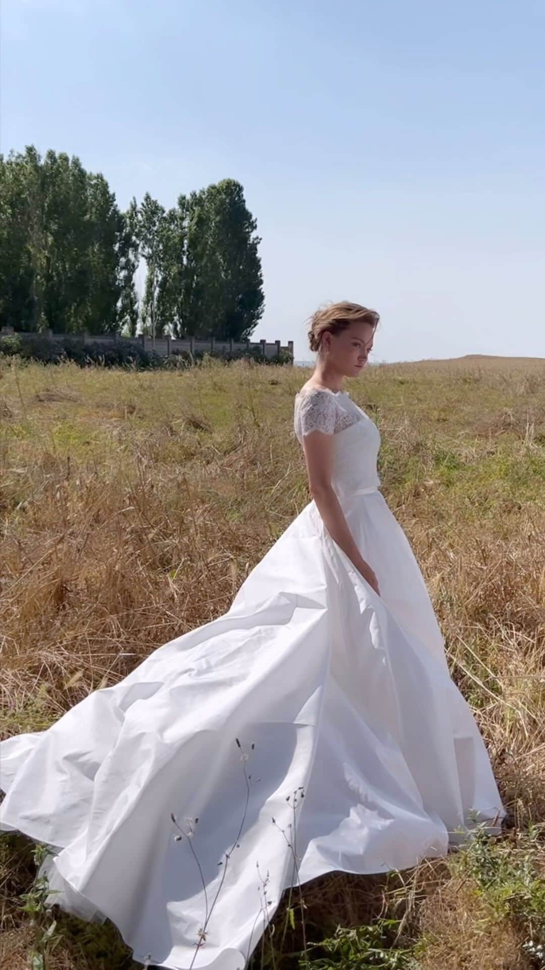 NOVARESE Dress Officialのインスタグラム：「⁡ きぬずれが心地よいタフタのドレスは、 パールのネックレスやレースのブラウス、ベールの長さも選ばないデザイン 素材の美しさを堪能いただけるドレスです ⁡ お問い合わせ、試着予約は、お近くのノバレーゼまで ⁡ Dress: BTNV254 (Novarese) @novaresewedding   Behind the scene with: @_chriscavaliere @croce_c @lucalopez_official @_ilaria.costantino_ @_annacarlagranata_ @lucianocannale @jesswhitlow  ⁡ ⁡ #ノバレーゼウエディング #ノバレーゼ #ノバレーゼドレス #プレ花嫁 #東京花嫁 #関西花嫁 #名古屋花嫁 #広島花嫁 #福岡花嫁 #ウエディングドレス #ノバレーゼ花嫁 #novaresewedding #novarese #novareseexclusive」