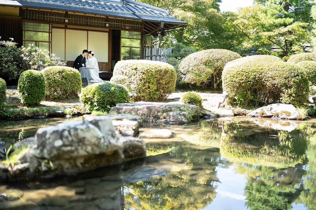 桜鶴苑さんのインスタグラム写真 - (桜鶴苑Instagram)「【先月の新郎新婦さま💍✨】  気持ち良いくらいに真っ青な青空の下でのご結婚式💍✨  岡崎神社🐇での挙式を結び 挙式後はご親族様を招いてのご会食でございましたので リラックスしていただきながら アットホームにお食事を楽しんでいただけたようでございます😊  おふたりのこれからの幸せを当苑スタッフ一同願っております！  当苑では毎週ブライダルフェアを開催しております！ 少しでも気になってくださいましたお客様はぜひご予約くださいませ。 皆様にお会いできますことを楽しみにしております！  #桜鶴苑#結婚式#挙式#日本庭園人前式#神前式#披露宴#フォトウェディング#京都結婚式場#フォトウェディング京都#日本庭園#京都らしい風景#京都料理#京料理#少人数#家族#顔合わせ#神社仏閣#南禅寺#紅葉」10月9日 18時40分 - okakuen