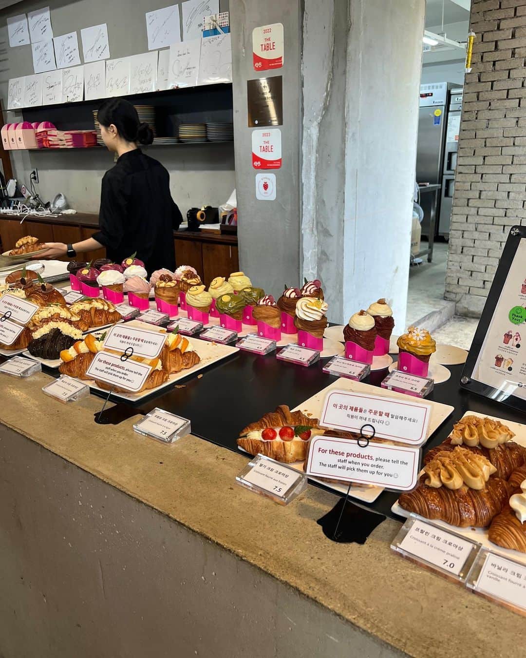 endoyukako さんのインスタグラム写真 - (endoyukako Instagram)「韓国おしゃれエリア  #聖水 素敵パン屋さん @onguendal  . . おしゃれなカフェやアパレルなど たくさんのエリア  #ソンス 🇰🇷 ふらっと立ち寄ったカフェが 有名なスイーツ屋さん？ パン屋さん？だったみたいで サッと選んで食べた 塩パンがめちゃくちゃおいしすぎました。笑 (スイーツ食べてないんかーい) 結構人がいたけど 店内が広々なので待たずに座れた！ . . . 写真4枚目以降はただふらーっと 歩いてるだけでみつけたかわいいお店たち。 駅からメインの通りを歩いてるだけで かわいいカフェとか雑貨屋さんとか たくさんだったのでフラフラするだけで 楽しいエリアだと思います。 . . . .  #ゆかフェ韓国 ============ 𝗉𝗅𝖾𝖺𝗌𝖾 𝖿𝗈𝗅𝗅𝗈𝗐 𝗆𝖾 @123kirin  お酒・おでかけ情報中心に 毎日22時頃更新してます♥ ============ . #韓国旅行 #韓国情報  #渡韓記録  #渡韓レポ  #東大門ナイトショッピング  #渡韓戦利品  #渡韓  #韓国メイク  #韓国女子  #韓国美容  #  #美容オタク #明洞#明洞ショッピング #明洞旅行  #韓国ファッション  #聖水カフェ  #聖水グルメ  #聖水洞カフェ  #聖水洞  #onguendal」10月9日 18時42分 - 123kirin