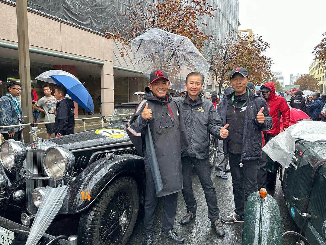 織戸学さんのインスタグラム写真 - (織戸学Instagram)「4日間による クラシックラリーの 世界を経験  1番驚いたのは もう100年近い前の 車をしっかりメンテナンスして  この4日間 1300km以上  屋根も何も無い 雨の中も 山の中のほんとに 寒い中も、 走り抜ける漢達の Powerに驚きました。  私が今回driveさせて頂いたPorscheは 356speed star 1954年 もうこの車両でも 70年も経過しているが、新車のような感覚さえ感じてしまった。  ほんとに 今後の車の人生において良い経験をさせて頂き感謝  素晴らしい イベントで 素晴らしい人達でした。  また レーシングとは 違う何かを感じさせて頂いて 有り難う御座いました。  織戸学  #lafesta #millemiglia #lafestamillemiglia #mactools  @mactools38   @130ryokohama  @ridox559_maxorido   #maxorido」10月9日 18時42分 - maxorido