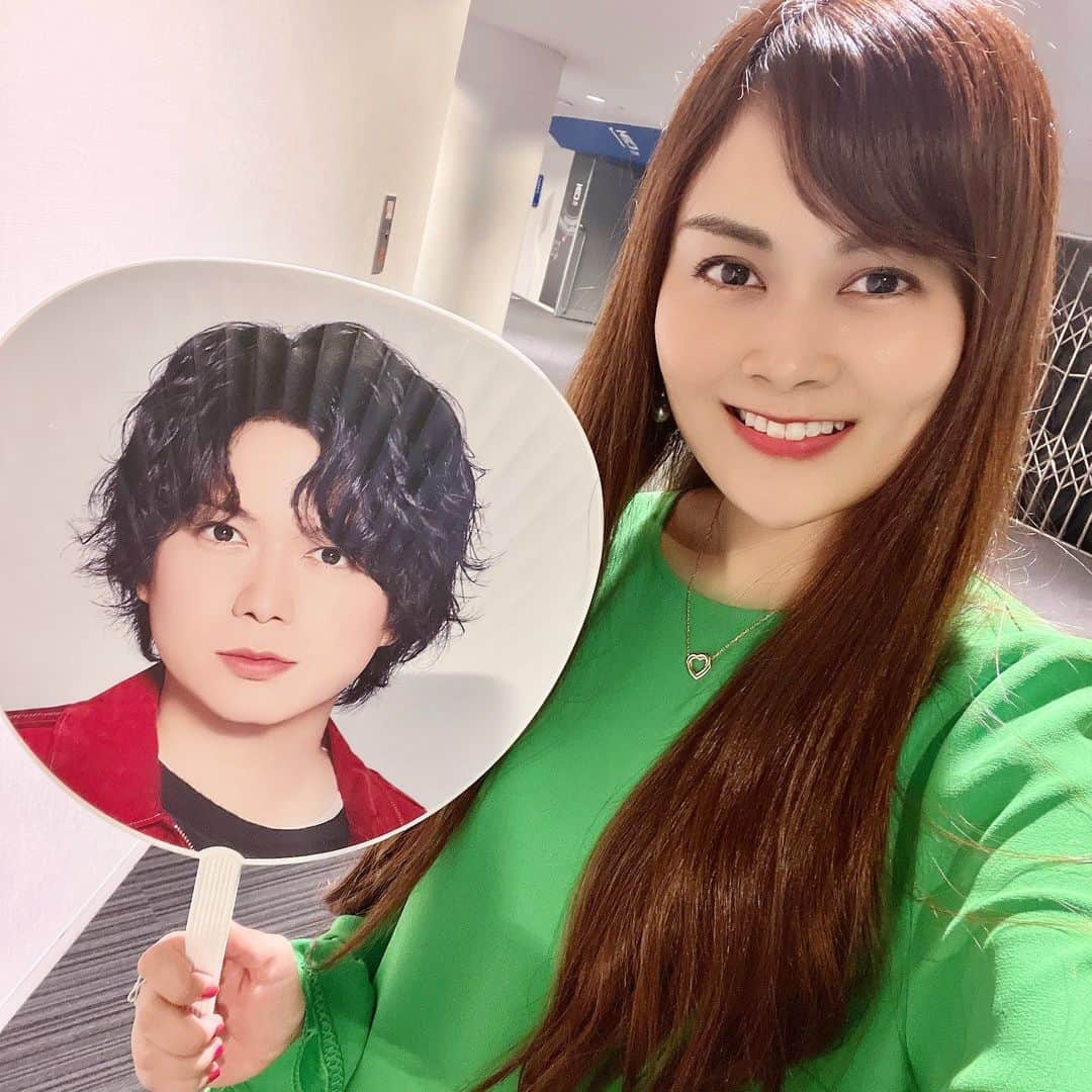 野本愛さんのインスタグラム写真 - (野本愛Instagram)「今日はNEWSのライブだったよ🥰✨ みんなイイって言ってくれたから 加藤シゲアキ @shigeaki_kato_whoiam くん メンバーカラーの 緑の @tarajarmon_jp の ワンピ着ました👗❣️  NEWSの曲は歌詞がすごくいいから 曲聴いて何度も泣きそうになっちゃった🥹🥹🥹  本当心に沁みるんだよね🥹  あと、シゲアキくんのトークが面白くて笑った😆 @keiichiro.koyama さんの言葉が 男らしくてかっこよかった❣️ @takahisaaaamasudaaaa まっすーは ソロの歌めちゃよかった🎤  楽しくなったり切なくなったり 力が沸いたり なんか色んな感情が溢れたけど こんな感情が込み上げてくるのはNEWSだけだな😊✨  去年を超える素敵なライブで 去年を超えていくって簡単なようで難しいから すごいと思ったよ✨✨  私も過去を超えて 素敵になりたいです👸💎💕✨  #newsexpo #ニュースエキスポ #newsライブ #newsライブツアー2023expo #加藤シゲアキ #加藤シゲアキのある生活 #増田貴久 #小山慶一郎 #横浜アリーナ #ライブコーデ #推し活 #推しのいる生活 #推しカラー #推しコーデ #メンバーカラー #tarajarmon #taragirls #shigeakikato」10月9日 18時43分 - himemode