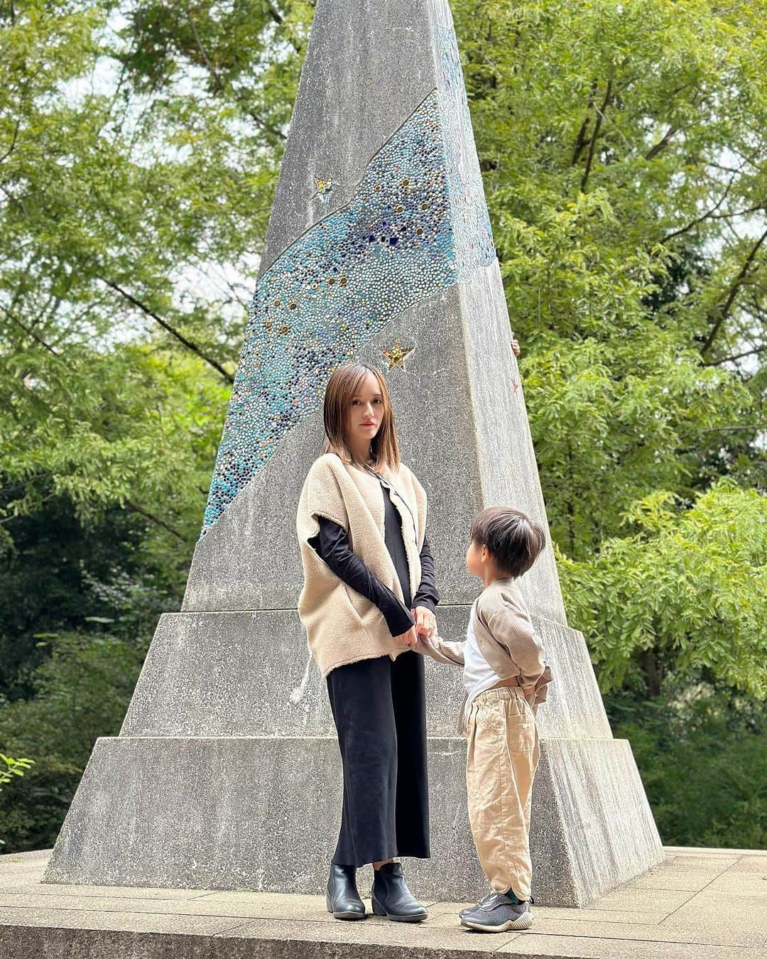 奥山絵里奈のインスタグラム：「3連休いかがお過ごしでしょうか？ 晴れてる日は 公園三昧！  久々に 巨大ふわふわドームをやりに #昭和記念公園 に！！  入り口で優しいママさんが入園チケットを下さって無料で入れた🥺🙏  私も人に日々優しくしたいと思いました🙇‍♀️  この日のコーデ トップス　@royalparty_official  スカート　@titivatejp  ベスト　@_verseauofficial_  ブーツ　@fitfit_official_   息子 Tシャツ　@tommyhilfiger  パンツ　@tetea_tete  カーディガン　@pairmanon  スニーカー　@adidas   #公園コーデ#ヴェルソー #ベストコーデ #秋服コーデ #ママコーデ #サイドゴアブーツ #テータテート #ペアマノン #ロイヤルパーティ #titivate #fitfit #royalparty #ティティベイト #キッズコーデ #160cmコーデ#ふわふわドーム」