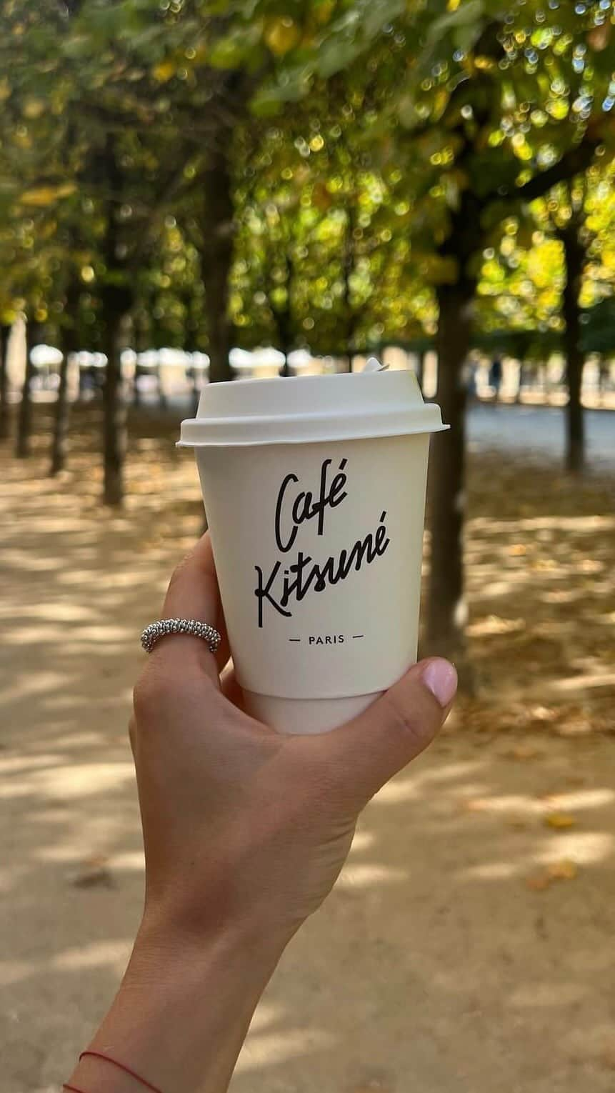 Café Kitsuné Parisのインスタグラム：「Last Call for #CafeKitsunePalaisRoyal terrace 🍂 ☕️ Enjoy it before it closes for our winter break in less than a month ❄️  - 👉 Café Kitsuné Palais Royal⁠⁠⁠ 51 Galerie Montpensier, 75001 Paris⁠⁠⁠ Monday-Sunday: 9:30am-7pm⁠⁠⁠」