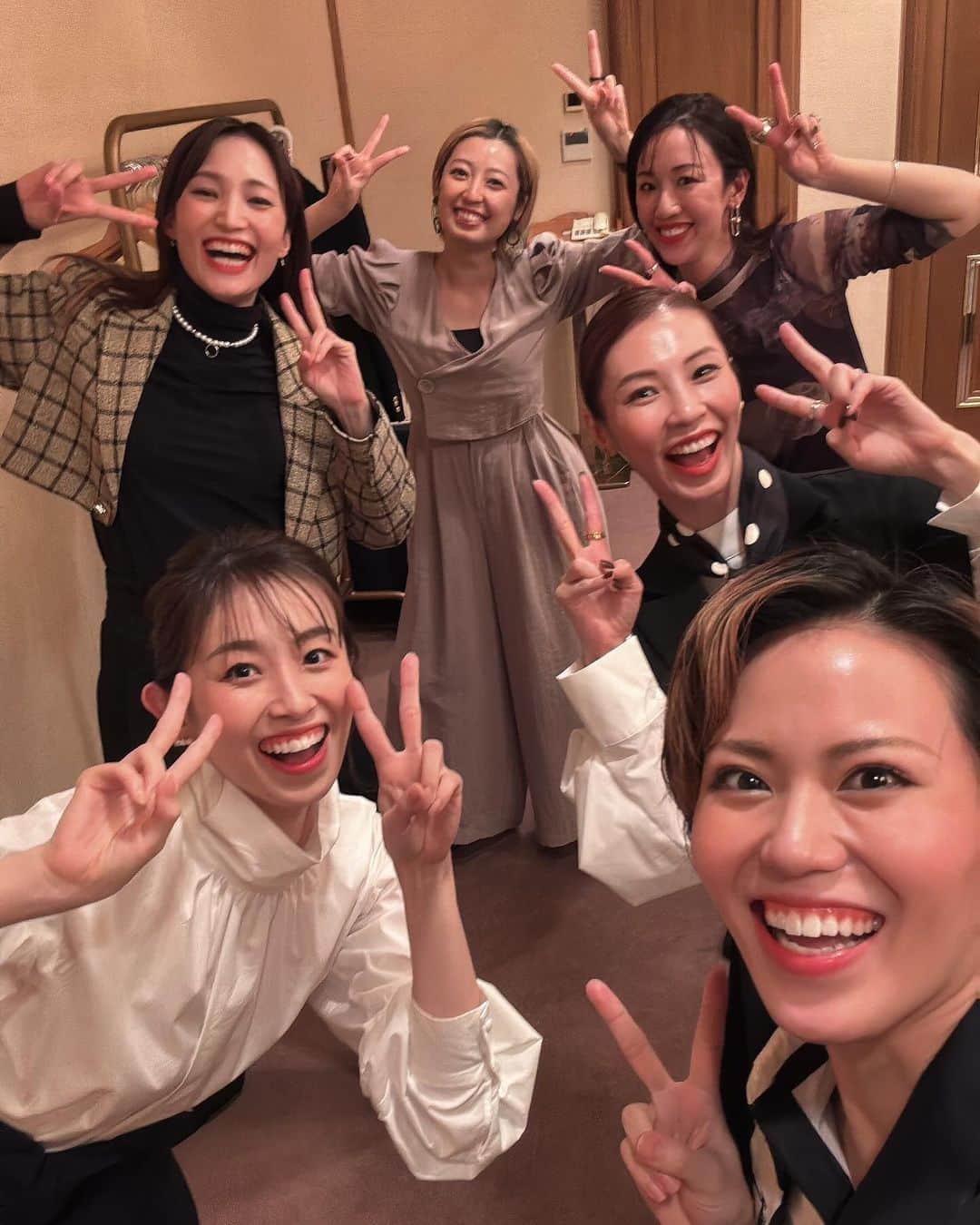 白姫あかりのインスタグラム：「. 大好きな… 大切な大切な… 最高で安心しかない方々と会えました🥹🩷  くだらない事ばっかりして 笑ってたなぁ🤣バカだなぁ〜🤣🤣🤣 ってはなしてたら あっという間に時間過ぎます。  ここに映ってないけど 会えた人たちも… みんな、、、 大好きだぁーーーー😍❤️  #望海風斗 さん #瀬戸かずや さん #春花きらら ちゃん #美花梨乃 ちゃん #優波慧  くん #飛龍つかさ くん #元花男 #元花娘 #クルトン　笑 #花組最高」