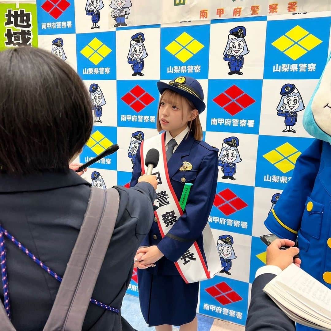MINAMIさんのインスタグラム写真 - (MINAMIInstagram)「. 今日は南甲府警察署全国地域安全運動の出発式にあわせて、一日警察署長を努めました！！👮🏻 日本全国の皆さんの安全のために安全習慣をされている警察の方と一緒に、闇バイトや電話詐欺を防ぐための取り組みをさせていただきました！ 自分もとても勉強になりましたし、こうした貴重な機会を本当にありがとうございます✨」10月9日 18時46分 - mimi.minami.mimi