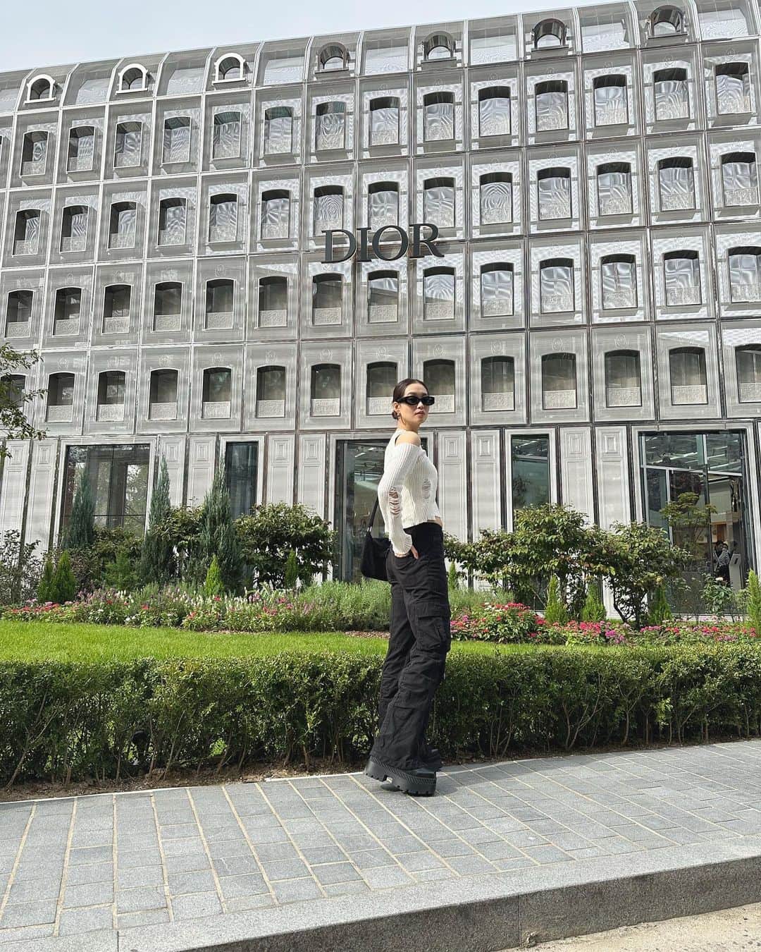 のインスタグラム：「今回の韓国はバタバタ🇰🇷 お世話になってる韓国コスメ会社も 回ってめっちゃいい刺激に なりました❤️ みんな親切で丁寧にありがとうございました！  詳しくお店やコスメは YouTubeにてUPしますので、ぜひ vlog楽しみにしててね‼️  만나서 반갑습니다.🌿 정말 감사합니다❤️  #KOREA#韓国 #YouTube#韓国グルメ  #韓国旅行」