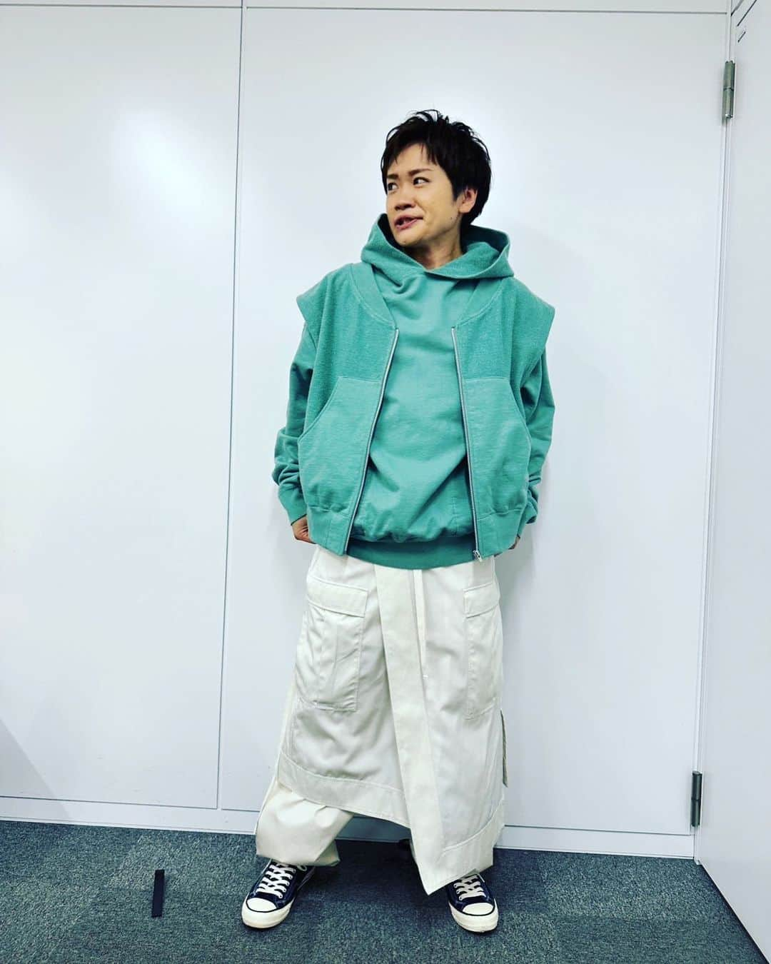 鳥越裕貴さんのインスタグラム写真 - (鳥越裕貴Instagram)「🫦 パーカー　@sol___official パンツ　@anei_official @joyeux_press #くちまる #tv #bs11 #衣装  #どういう表情なのかは自分でも分かりまへん」10月9日 18時49分 - yuki_torigoe.cleftchin