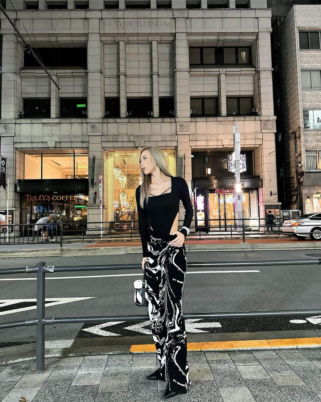 HARACHANのインスタグラム：「code🫶🏽 @blondey_official ❤︎  今回のエクステは気持ち短めにした🥰✌🏽 @masarusaito_lowrl   #はらちゃん #blondey」