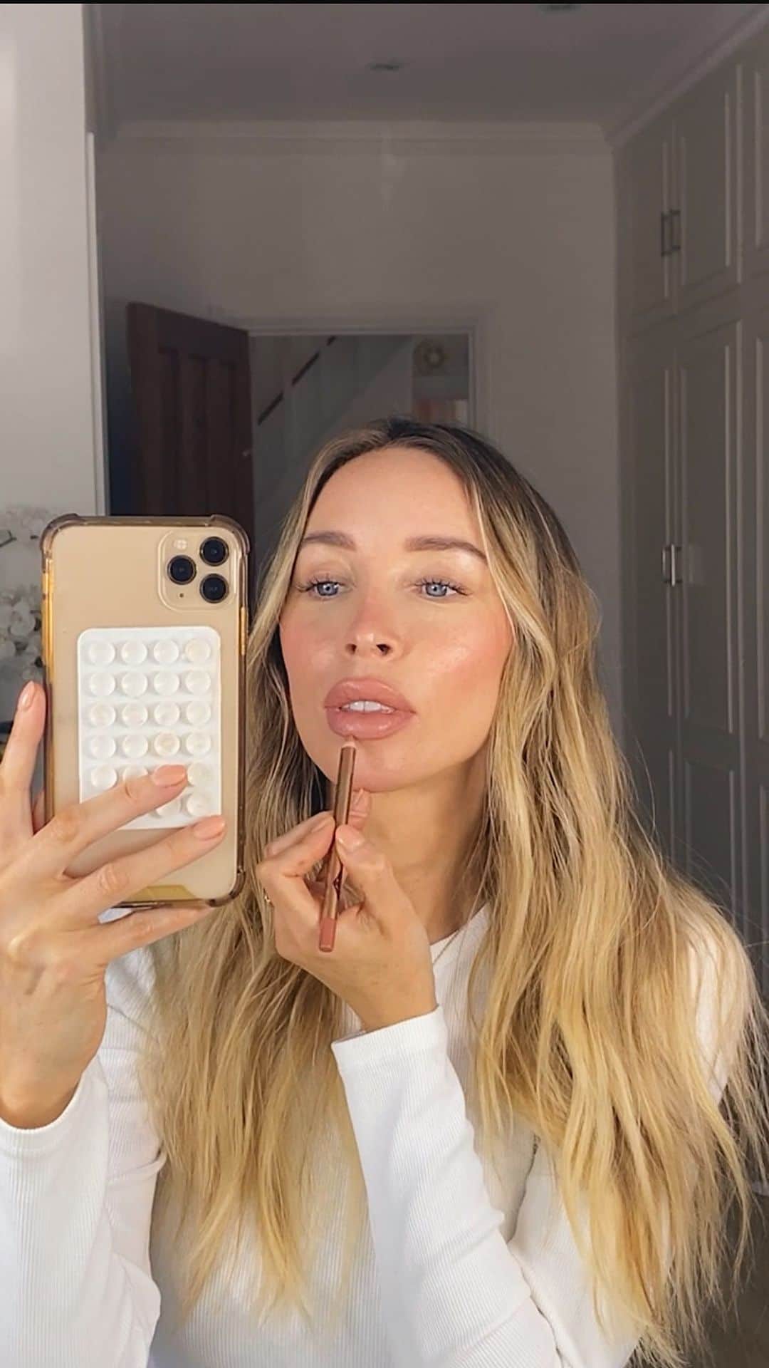 ローレン・ポープのインスタグラム：「My current fave @charlottetilbury lip combo 👄   I wonder if one day I’ll ever sway away from a nude lip…Nahhhhh 😂🫶🏼  Will link over on stories for you *ad/gifted」