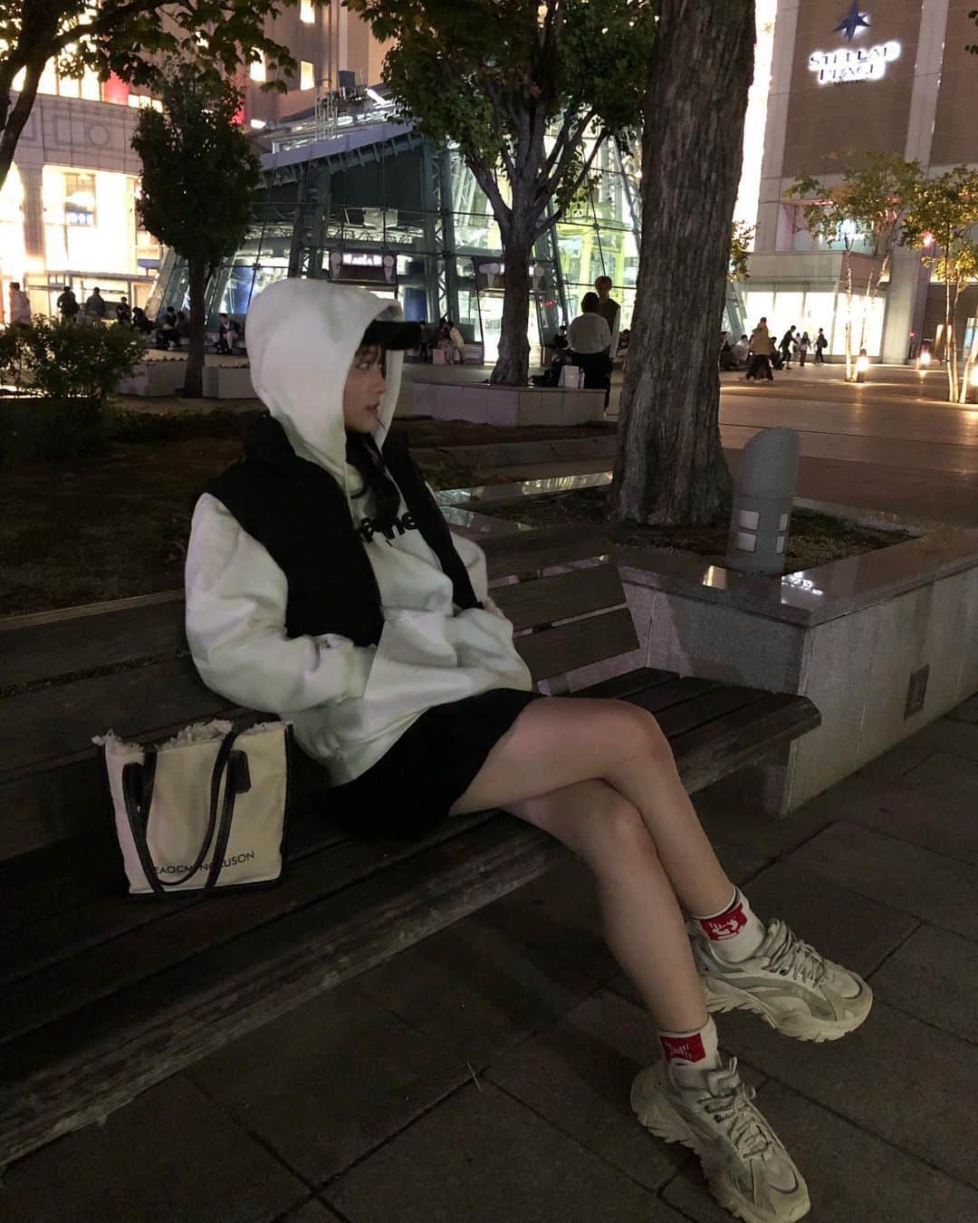 のインスタグラム：「北海道の夜は寒すぎる、🍃😖  #ファッション #秋服コーデ  #札幌」
