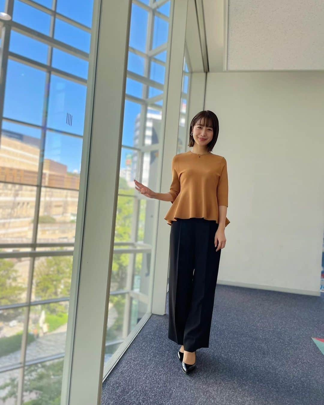 林美沙希のインスタグラム：「. 衣装まとめ👚  秋服大好きですがいつまで着られるかな。少しずつ進んでほしいです。  #annニュース #ワイドスクランブル #林美沙希 #衣装紹介 #パンツコーデ #ワンピース」