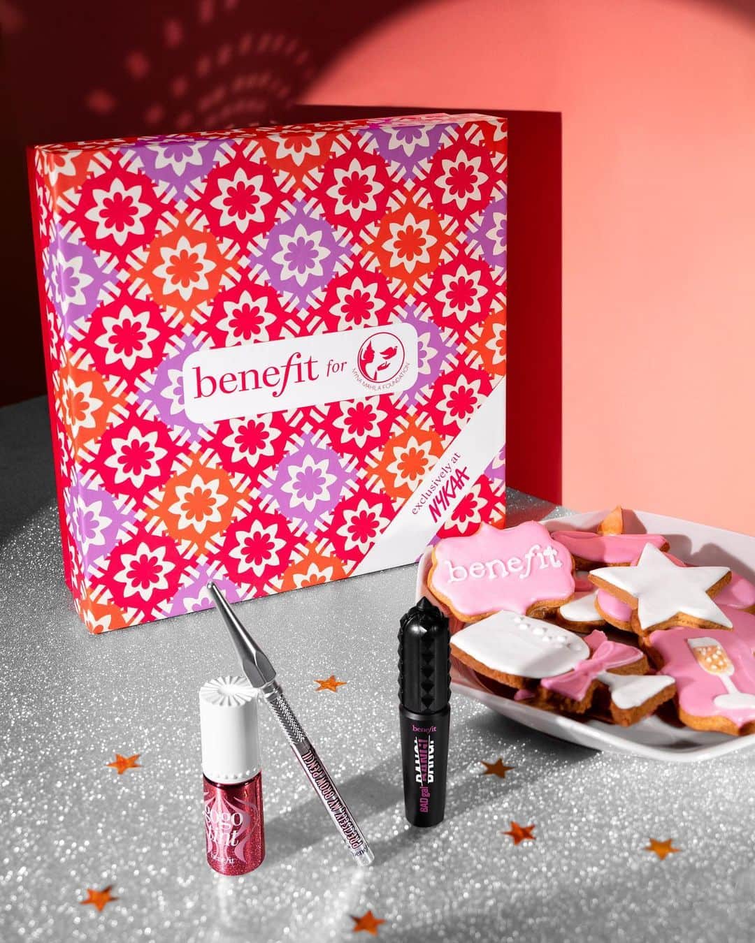 Aashna Shroffさんのインスタグラム写真 - (Aashna ShroffInstagram)「Meet our @benefitindia x @mynamahila Big Festive Love kit exclusive to @mynykaa 🩷✨  You save 40% on this limited edition bestsellers kit, and  proceeds from the sales of each kit go towards the Myna Mahila Foundation.  #ShareTheLight 🌟   styled by @nidhijeswani wearing @dheeru.taneja jewellery @azotiique  #ad」10月9日 18時53分 - aashnashroff