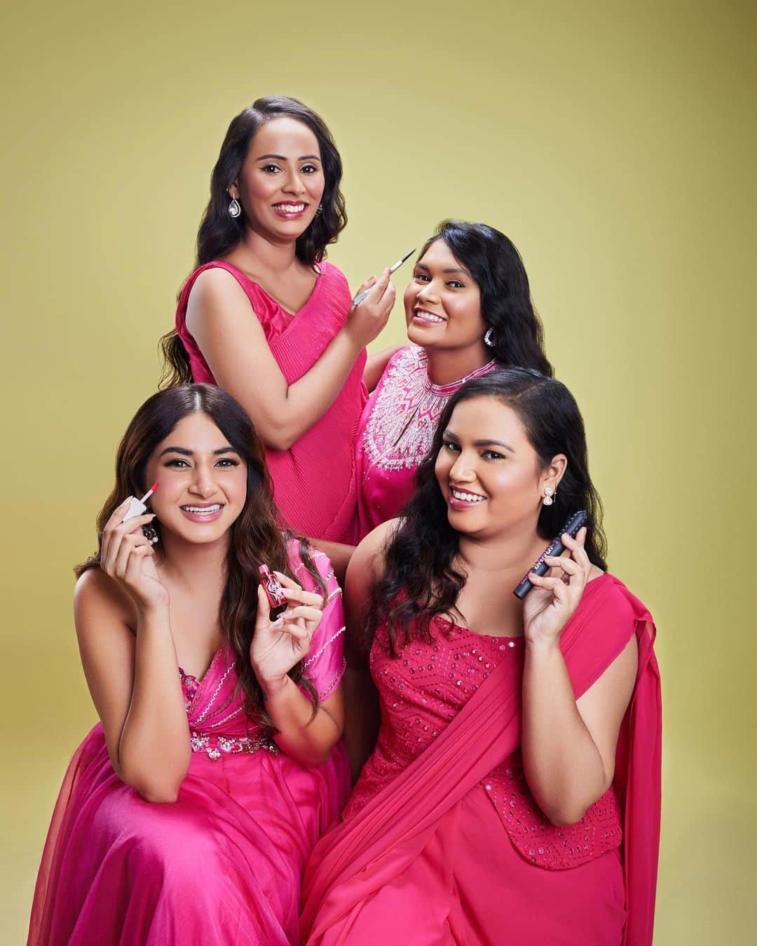 Aashna Shroffのインスタグラム：「Meet our @benefitindia x @mynamahila Big Festive Love kit exclusive to @mynykaa 🩷✨  You save 40% on this limited edition bestsellers kit, and  proceeds from the sales of each kit go towards the Myna Mahila Foundation.  #ShareTheLight 🌟   styled by @nidhijeswani wearing @dheeru.taneja jewellery @azotiique  #ad」